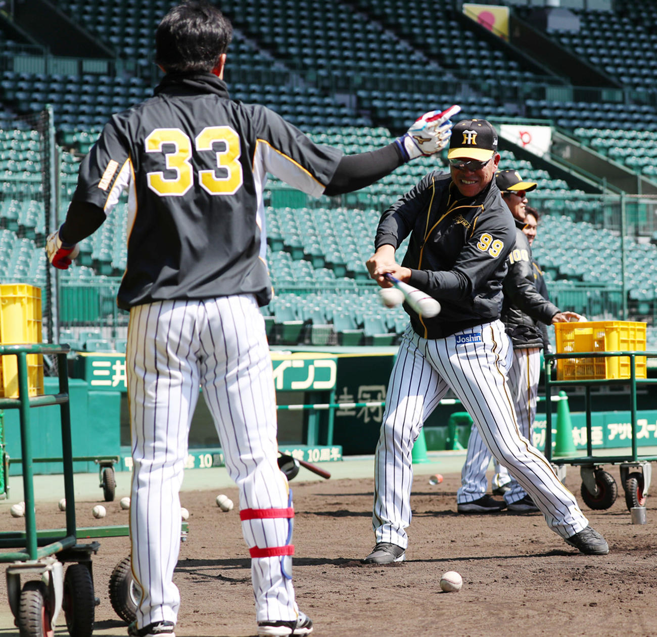 井上コーチは「スリル」が甲子園に響き渡る甲子園で連続ティー打撃を行うハメに…、左は糸原（撮影・加藤哉）