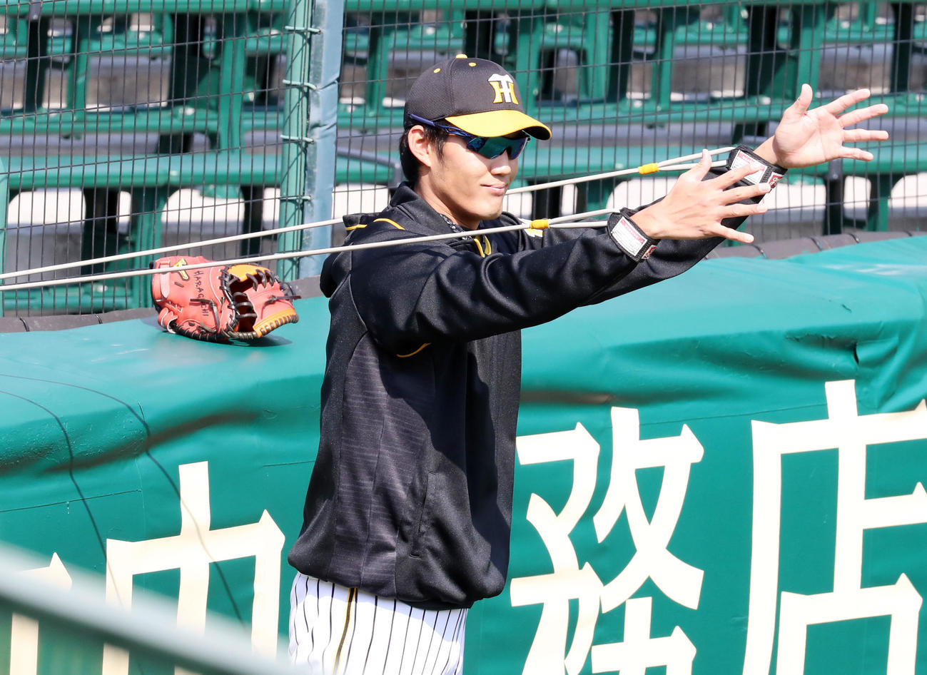 ロープを使って運動する藤浪（撮影・加藤哉）