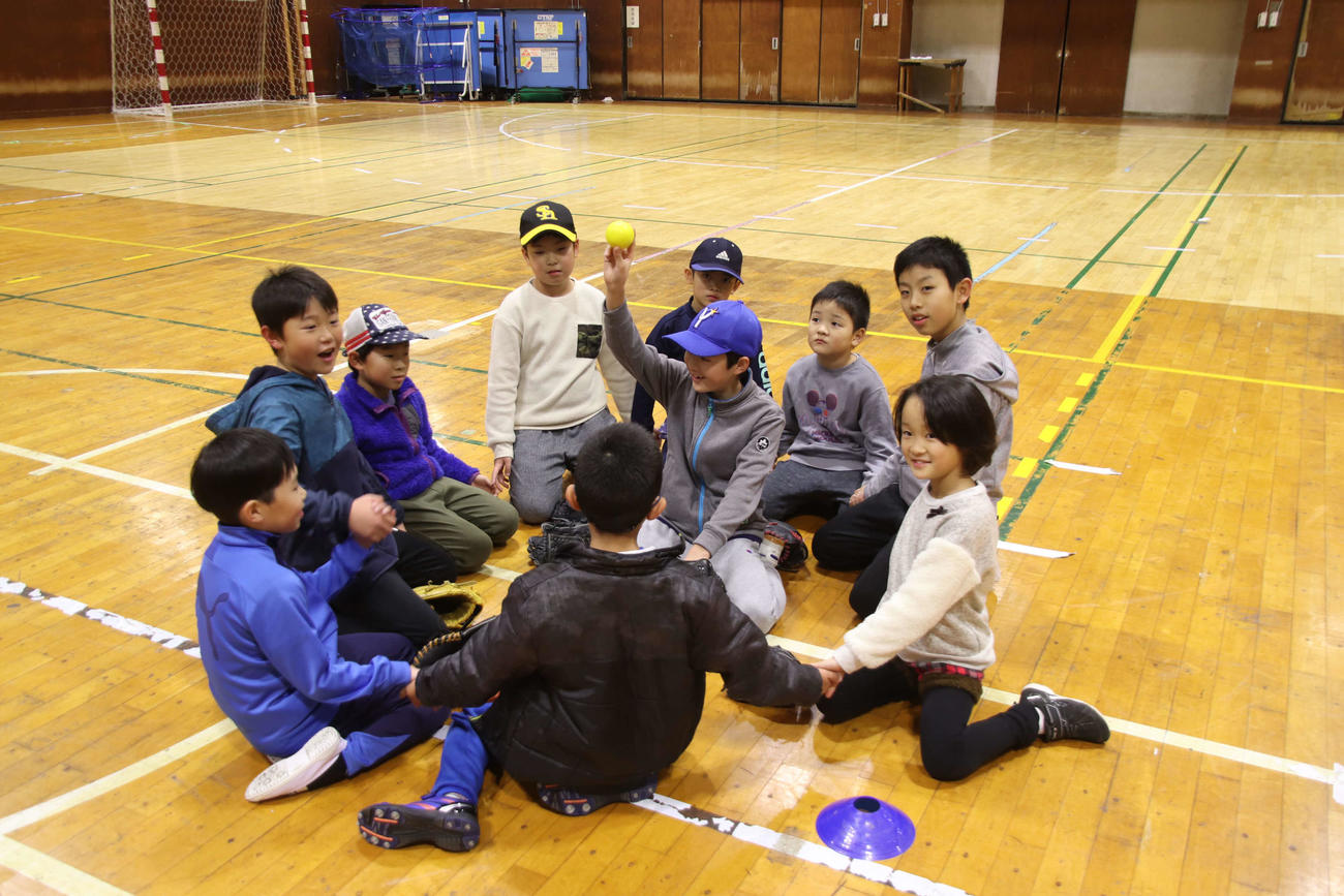 ならびっこベースボールは、打球を捕球した選手の周りに野手が集まり手をつないで「アウト」とコールしたらアウトが成立する