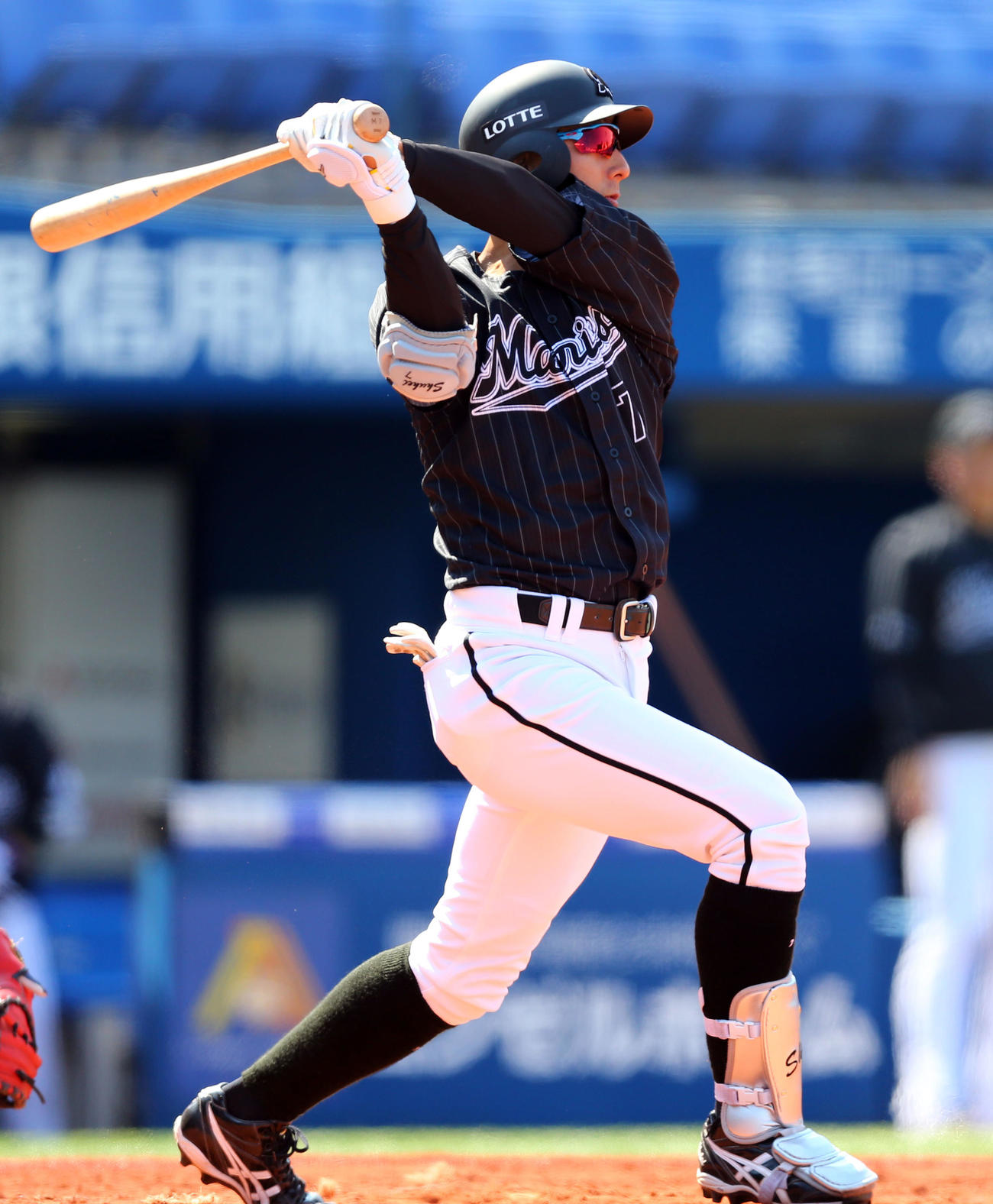 DeNA対ロッテ　4回表ロッテ1死一塁、右越え2点本塁打を放つ福田秀（撮影・大野祥一）