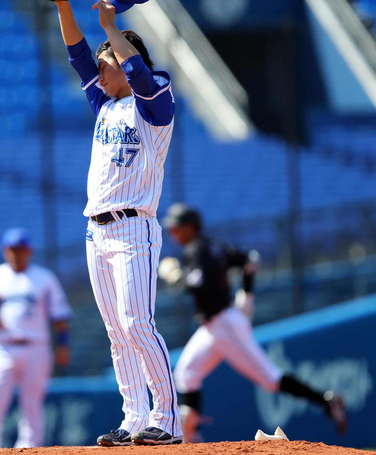 DeNA対ロッテ　4回表ロッテ1死一塁、福田秀（右）に2点本塁打を食らう砂田（撮影・大野祥一）