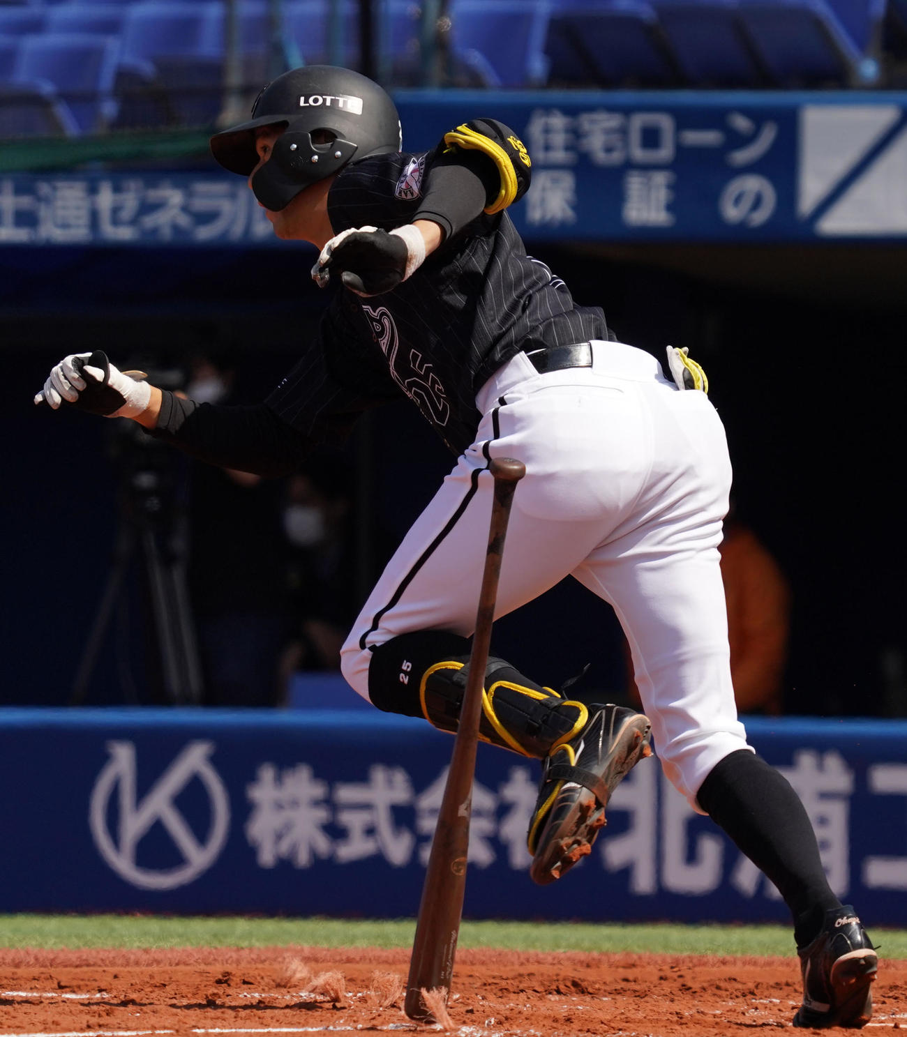 DeNA対ロッテ　2回表ロッテ2死二塁、中前適時打を放つ岡（撮影・横山健太）