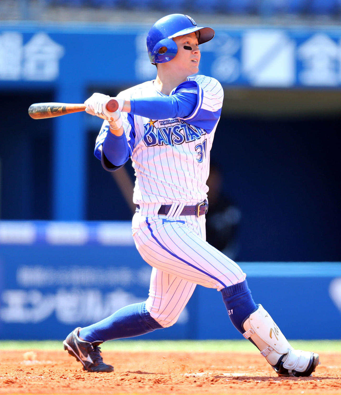 DeNA対ロッテ　2回裏DeNA1死一塁、右越え2点本塁打を放つ柴田（撮影・大野祥一）