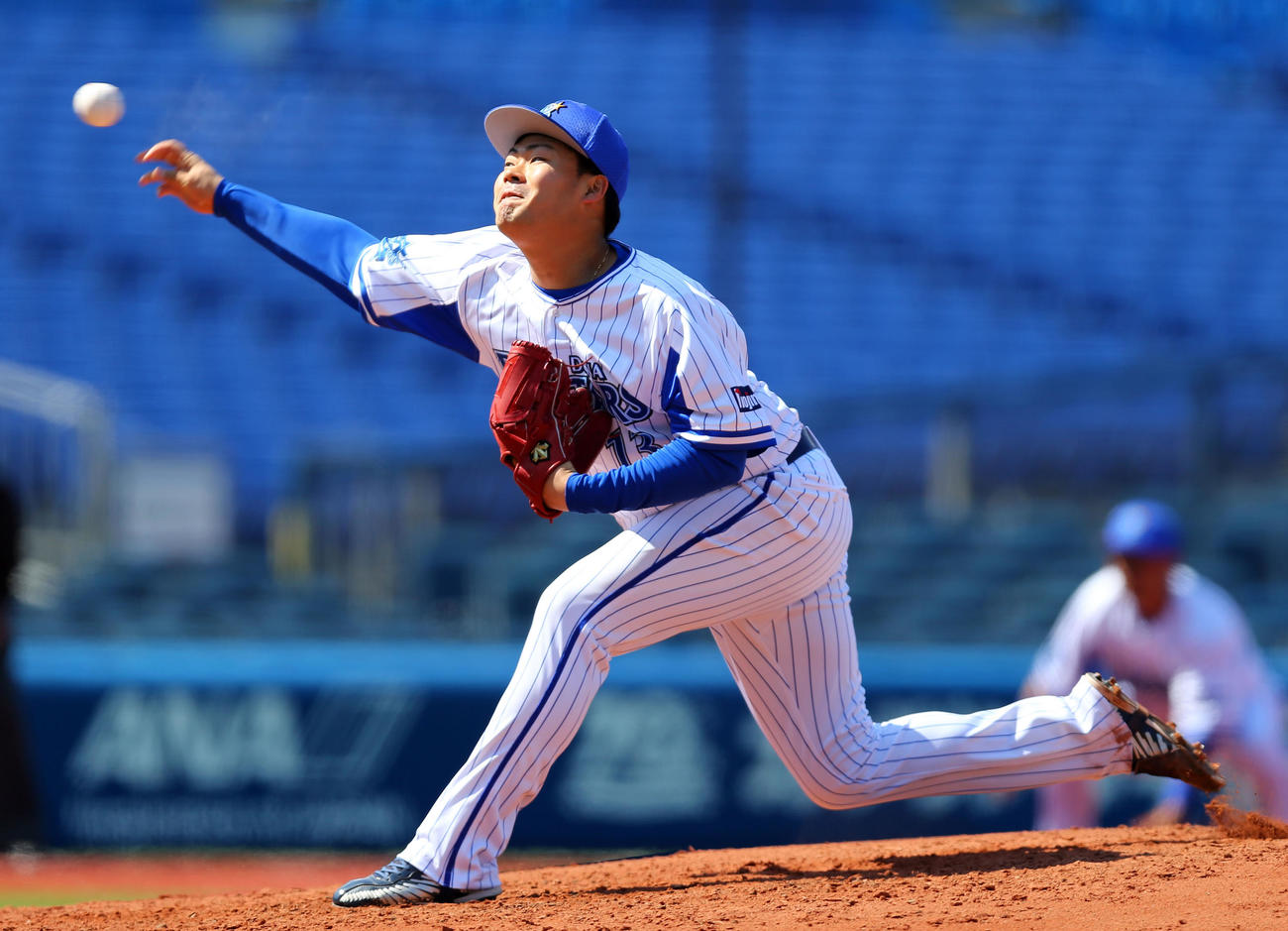 DeNA対ロッテ　2番手のDeNA伊勢（撮影・大野祥一）