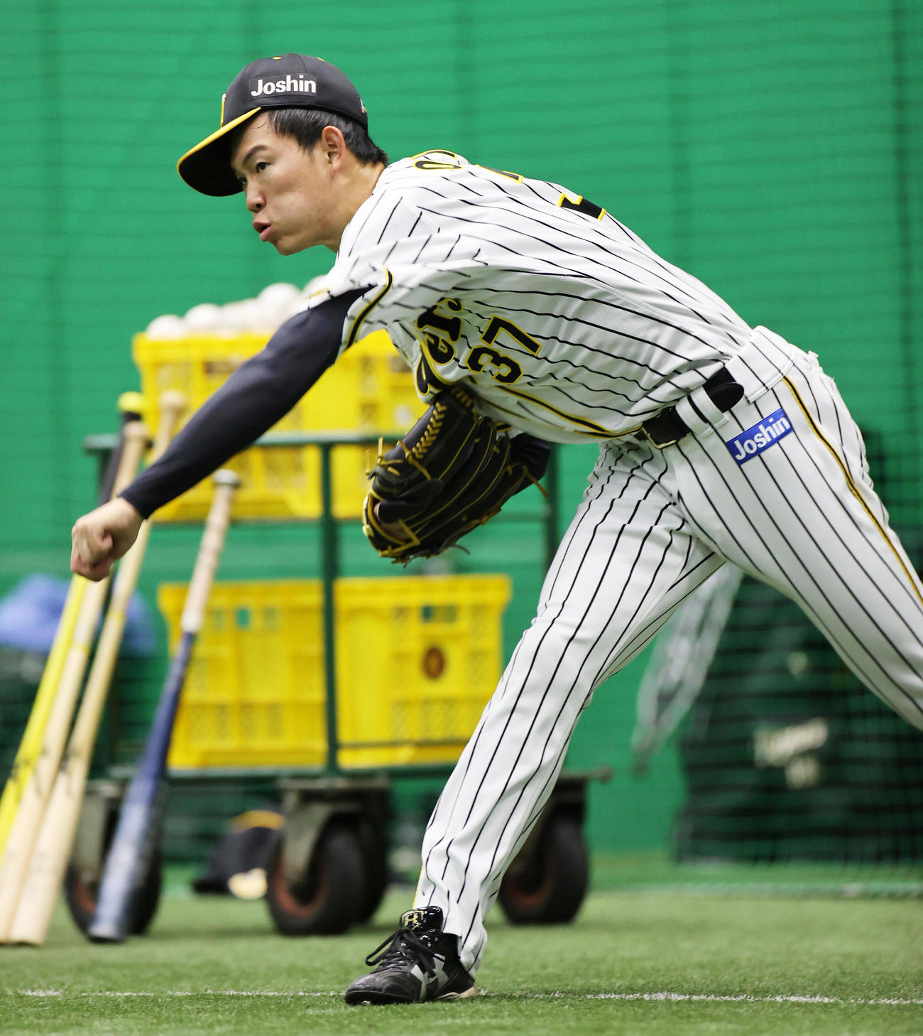 キャッチボールを行う及川雅貴（2020年3月10日撮影）