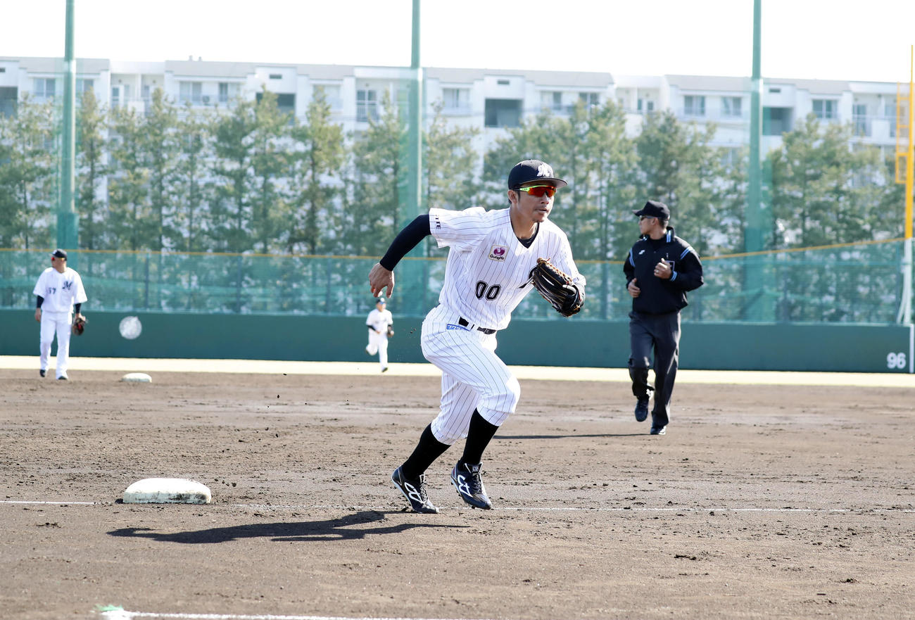 ロッテ対巨人　4回表巨人の攻撃を終え、三塁からダッシュでベンチに戻る鳥谷（撮影・浅見桂子）