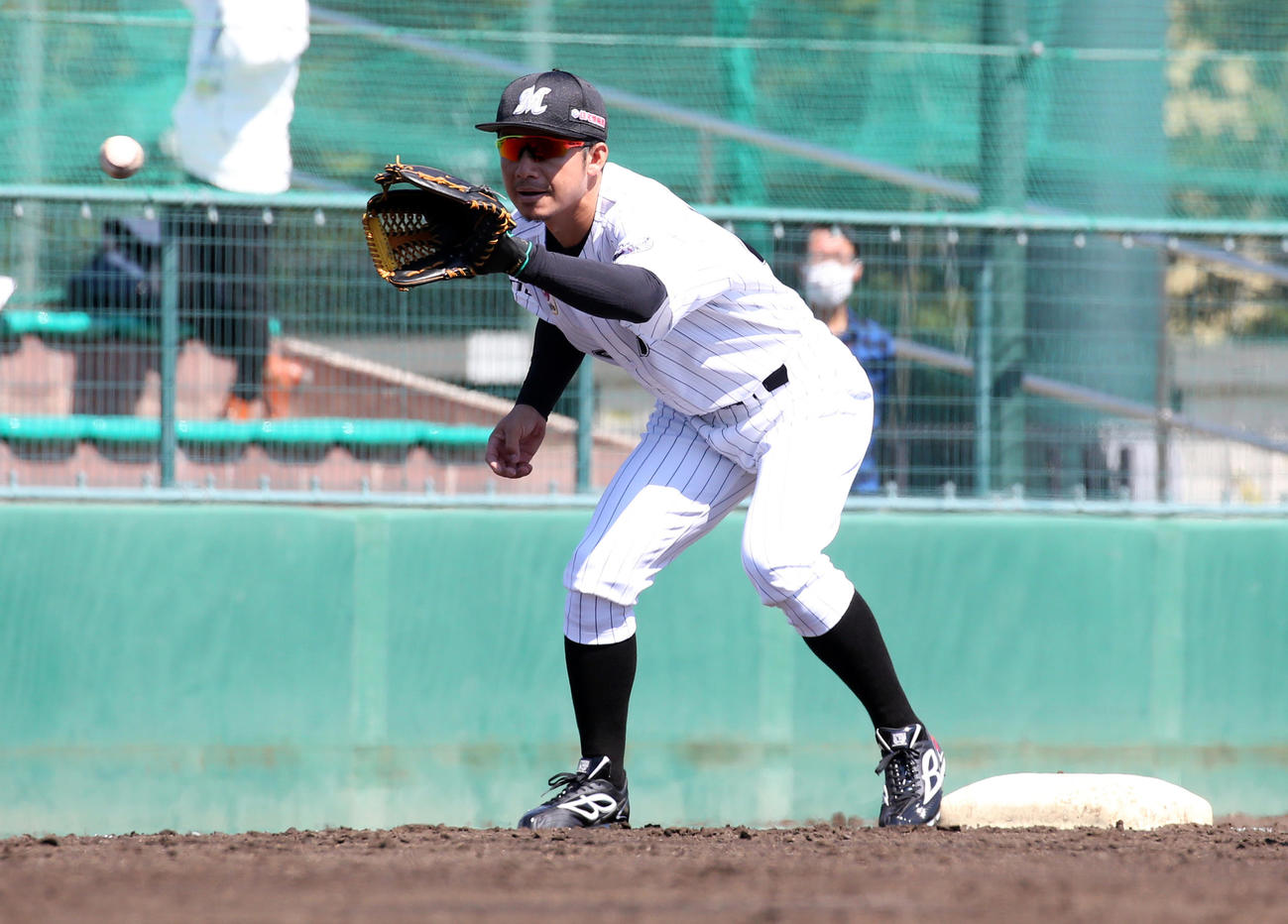 ロッテ対巨人　練習で三塁守備に入るロッテ鳥谷（撮影・浅見桂子）