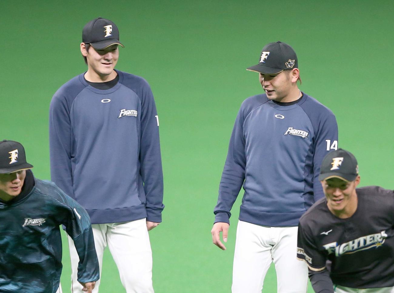 練習中、笑顔を見せる有原（左）と加籐（撮影・黒川智章）