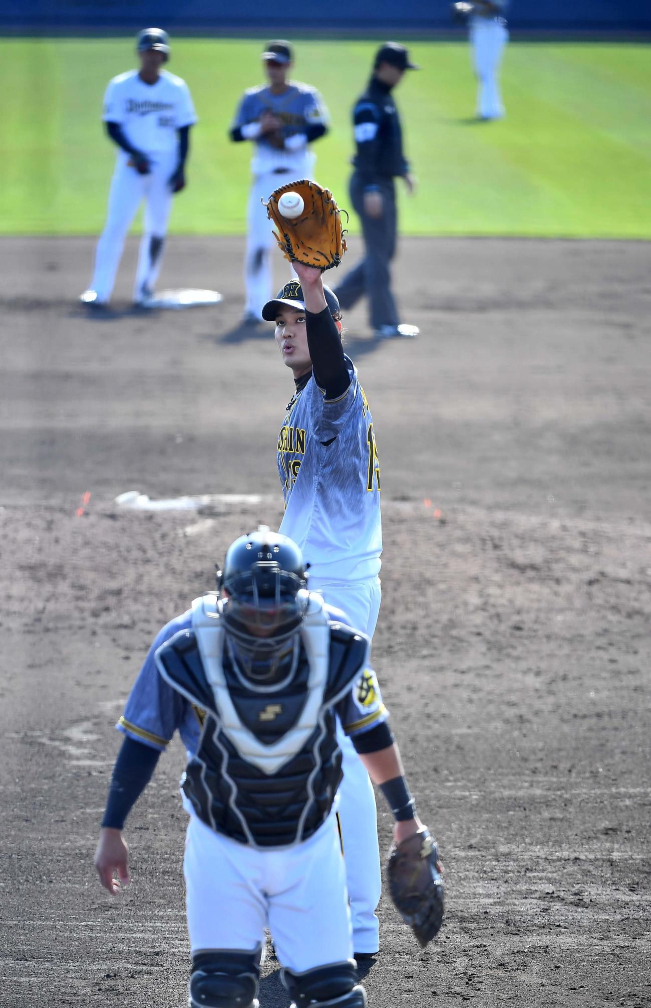 オリックス対阪神2軍戦　6回に失点しボールの交換を要求する藤浪（撮影・上田博志）