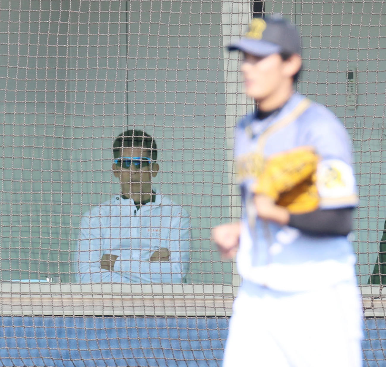 2軍練習試合オリックス対阪神　6回裏オリックス、この回から登板でマウンドに向かう藤浪（手前）と試合をみる矢野監督（撮影・清水貴仁）