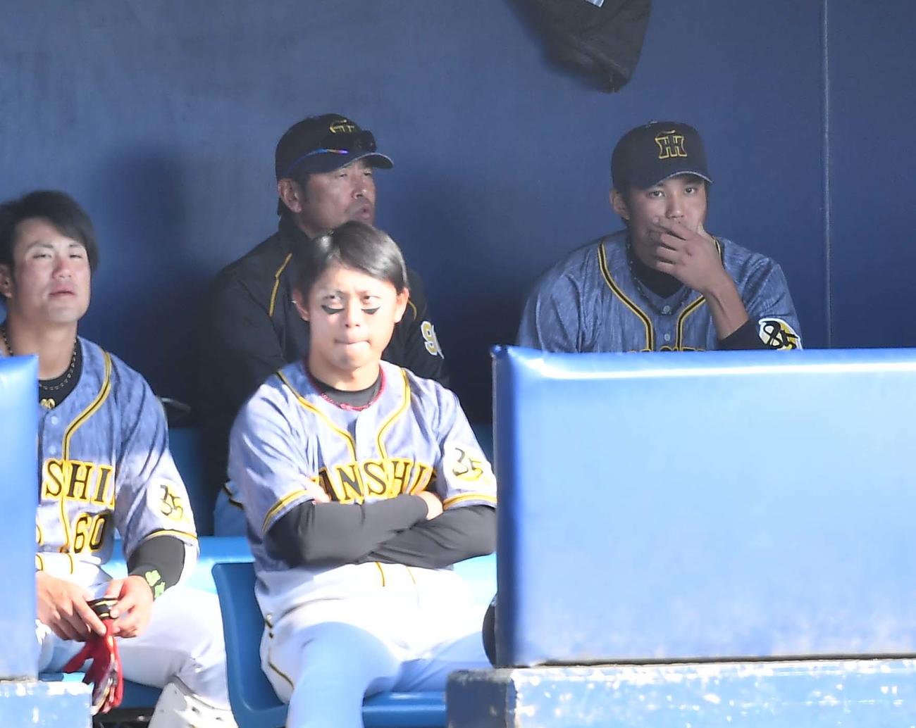 オリックス対阪神2軍戦　登板後、香田コーチと話す藤浪（右）（撮影・上田博志）