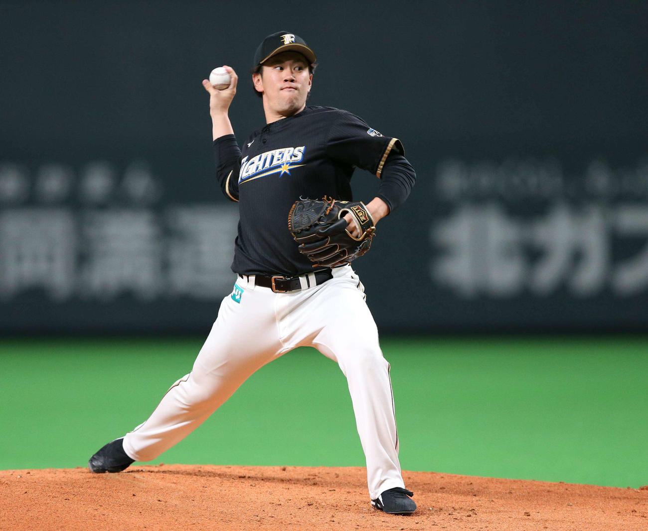 マウンドで投球する西村（撮影・黒川智章）
