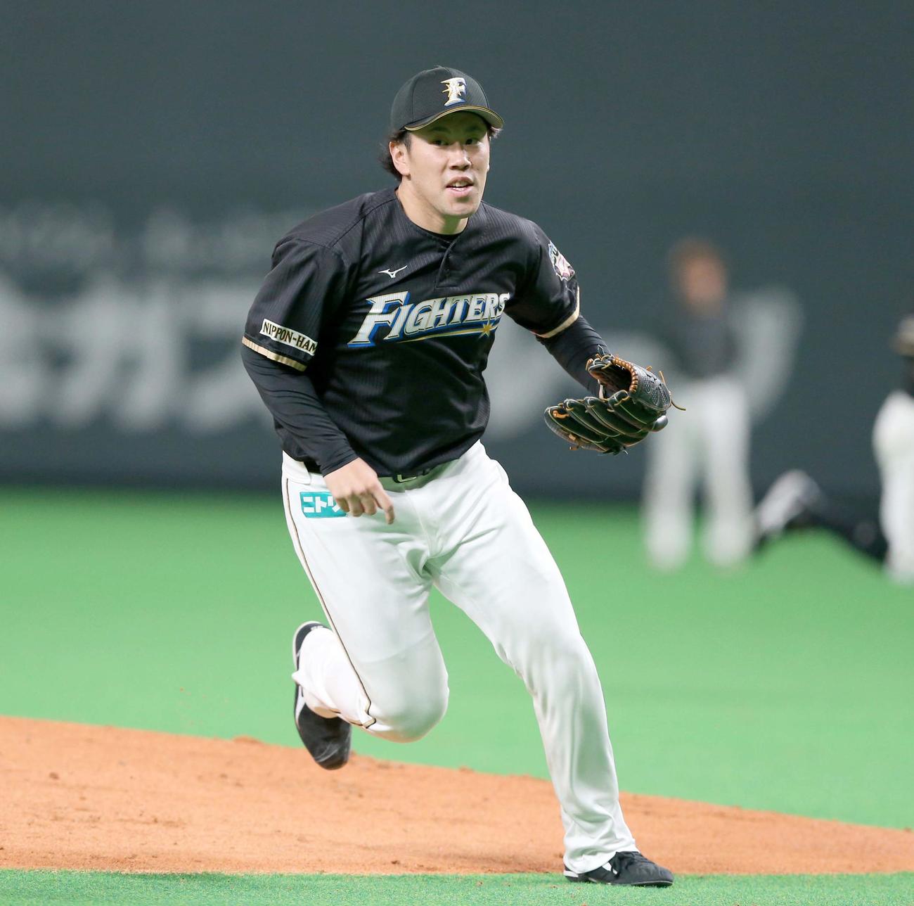 投内連係の練習をする西村（撮影・黒川智章）
