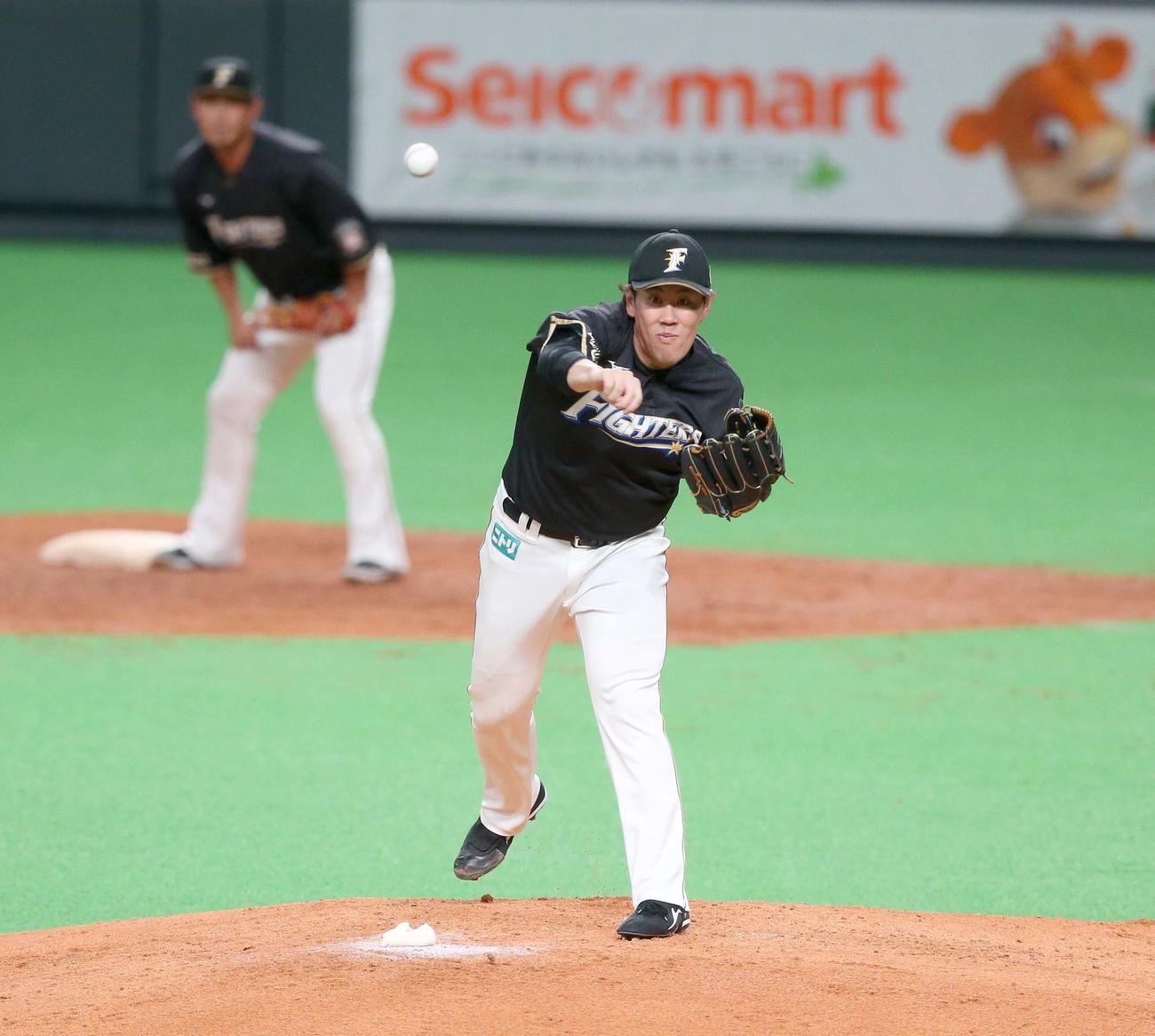 けん制プレーの練習をする西村（撮影・黒川智章）