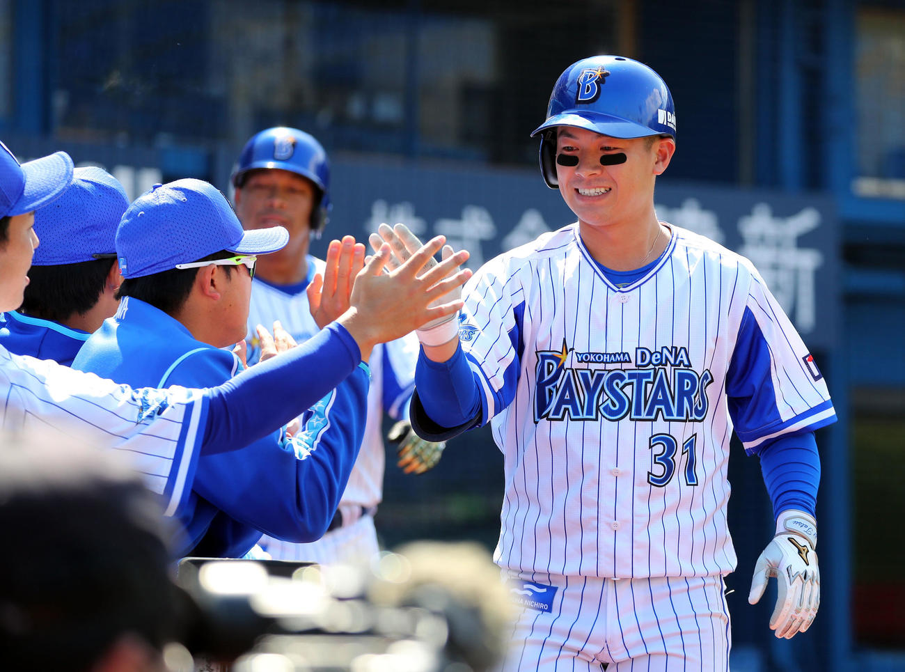 DeNA対ロッテ　2回裏DeNA1死一塁、2点本塁打を放ち、祝福を受ける柴田（右）（撮影・大野祥一）