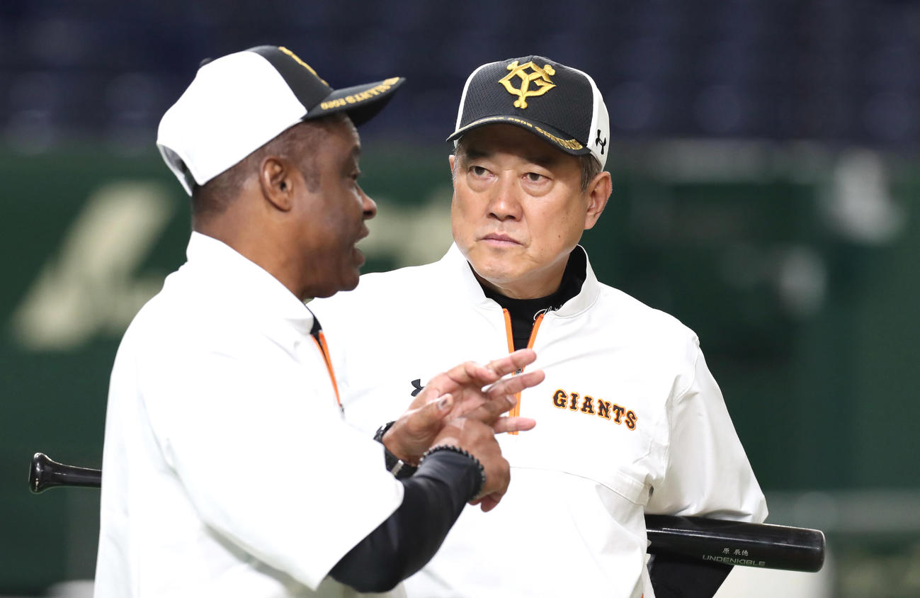 練習中、クロマティ氏（左）と真剣な表情で話す巨人原監督（撮影・垰建太）