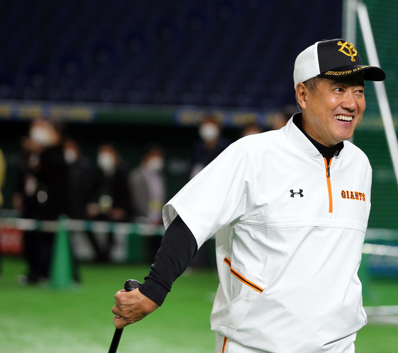 グラウンドに入り笑顔を見せる巨人原監督（撮影・垰建太）