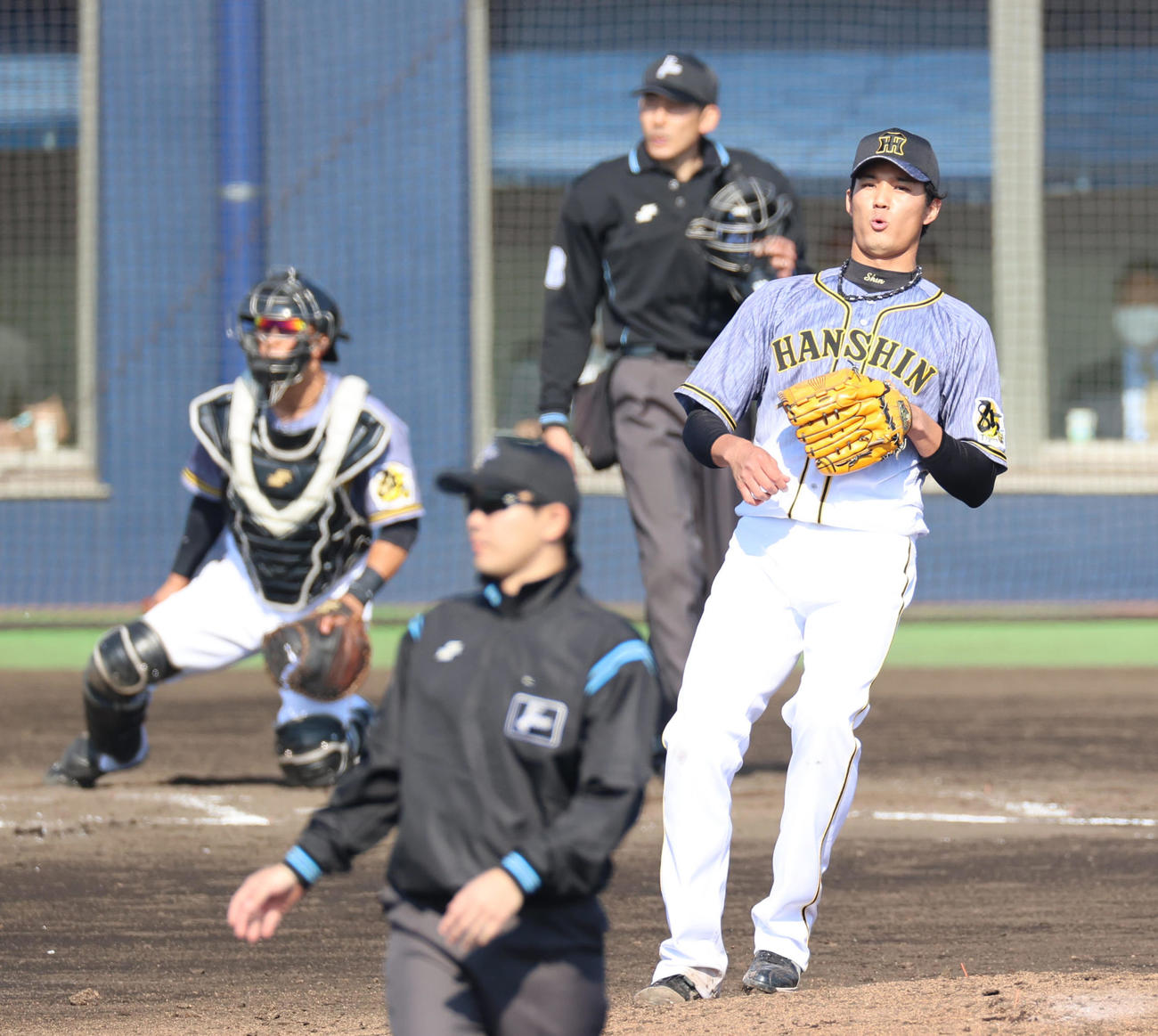2軍練習試合オリックス対阪神　6回裏オリックス1死一塁、佐藤優悟に右前打を打たれる藤浪（撮影・清水貴仁）