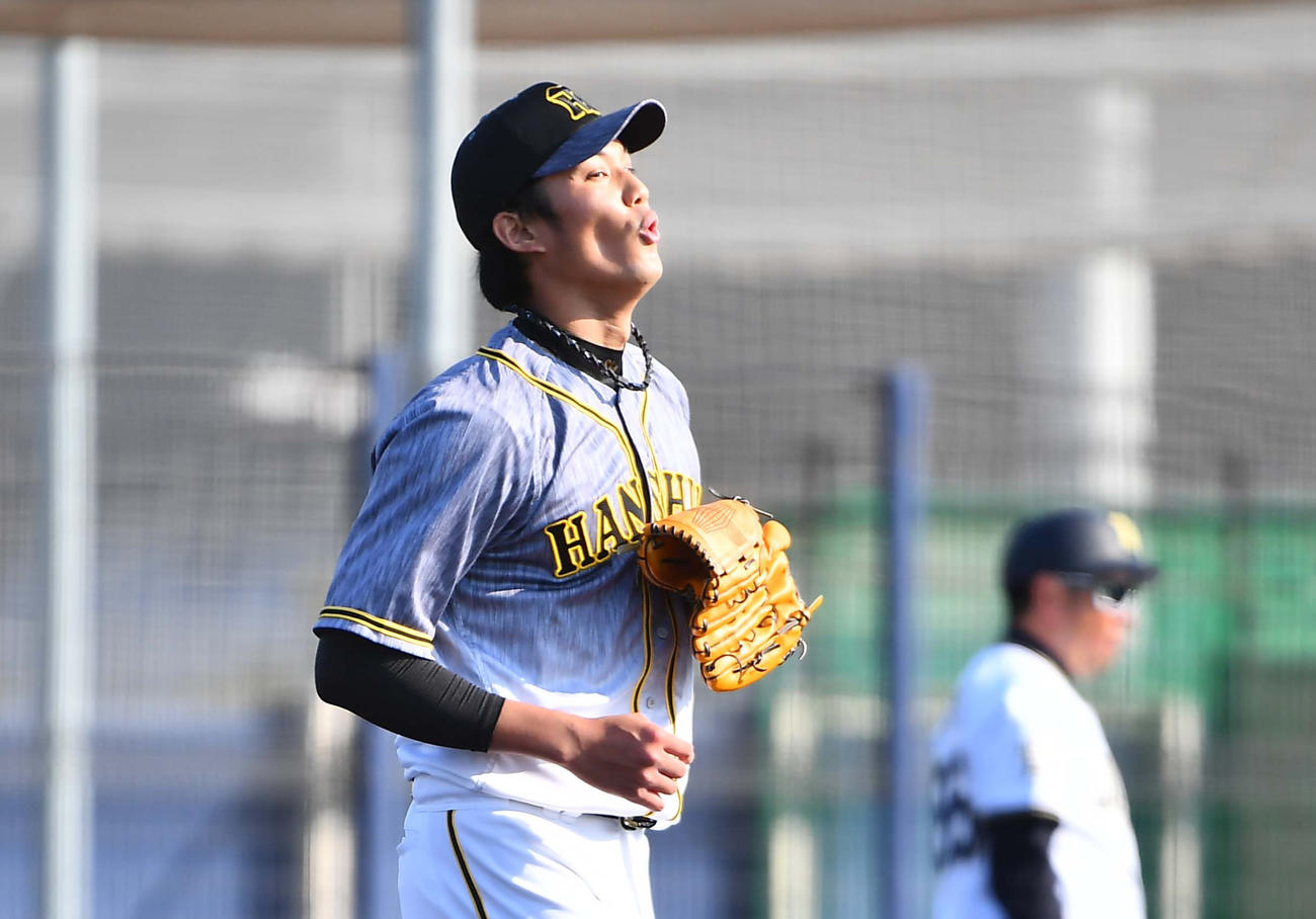 オリックス対阪神2軍戦　8回裏オリックス2死一、三塁、江越の好捕で失点を免れ安堵の表情を見せる藤浪（撮影・上田博志）