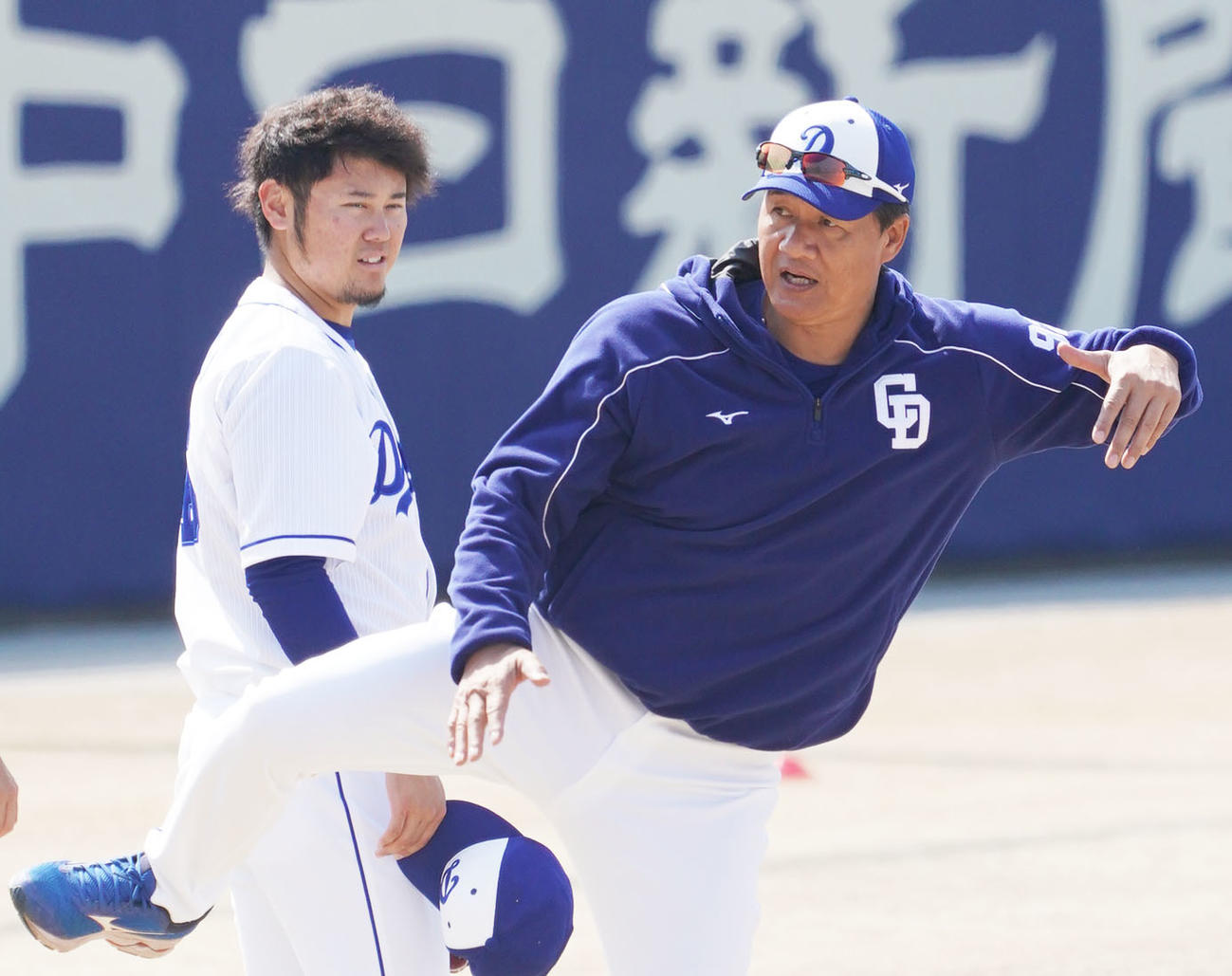 鈴木博（奥）にアドバイスをする与田監督（撮影・森本幸一）