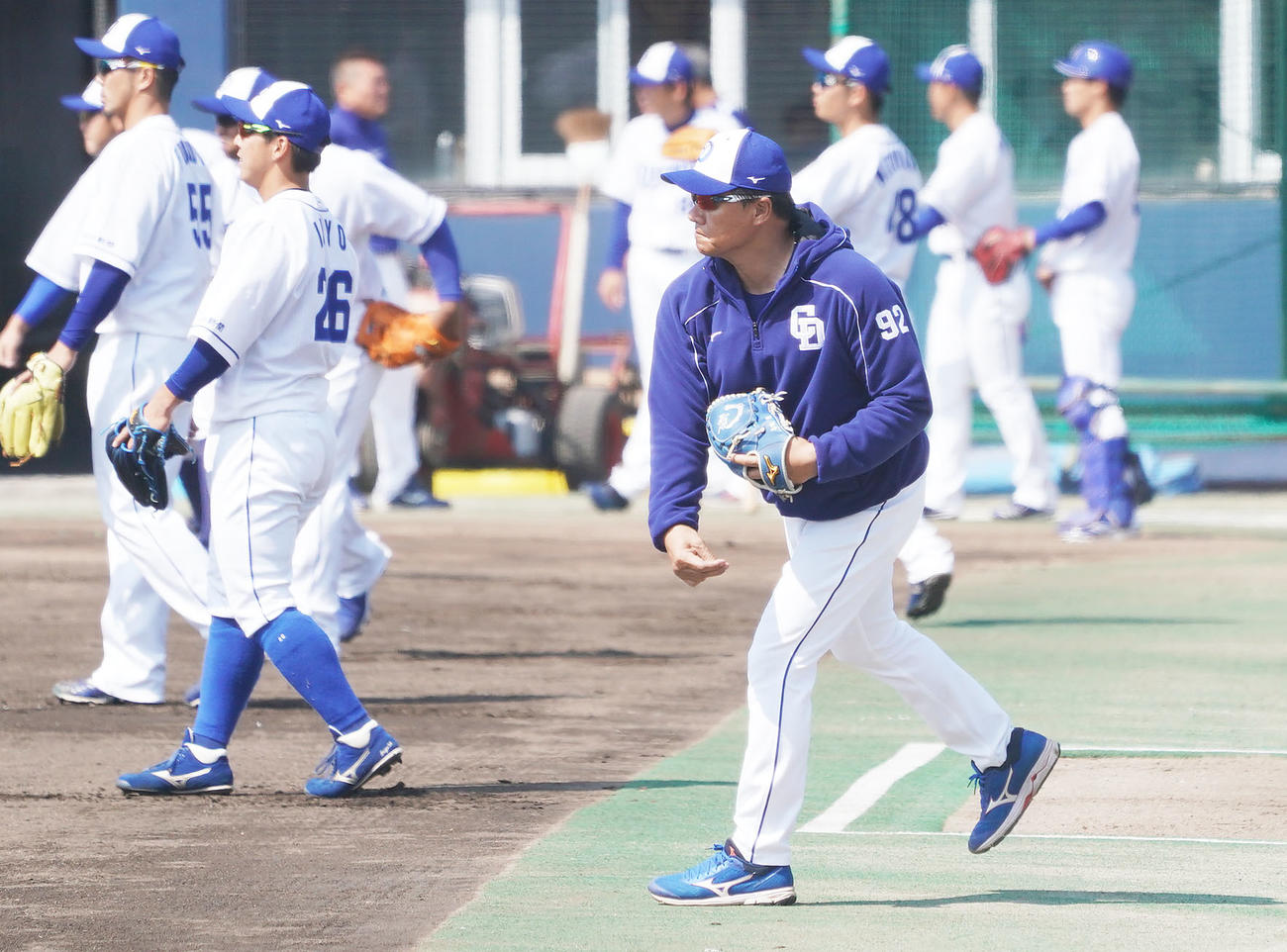 キャッチボールをする与田監督（撮影・森本幸一）