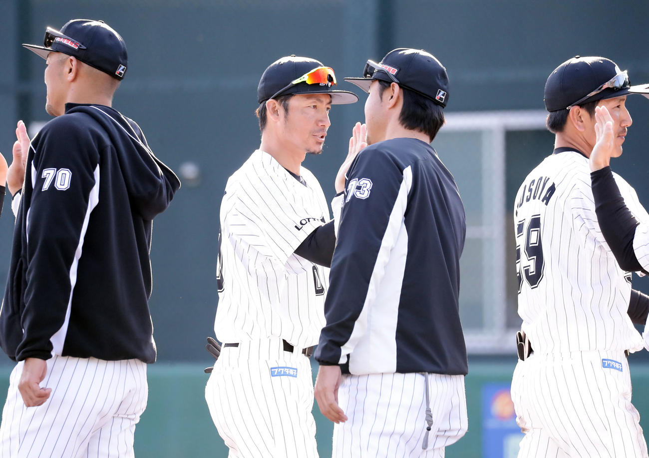 ロッテ対巨人　2－1で勝利し、ナインとハイタッチで引き揚げるロッテ鳥谷（左）（撮影・浅見桂子）