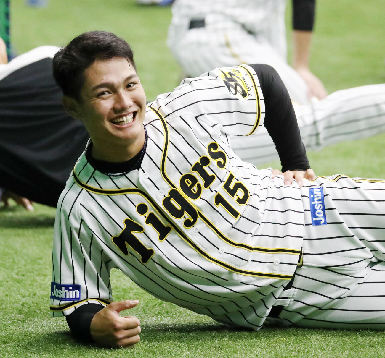 練習中、笑顔を見せる西純（2020年3月14日撮影）