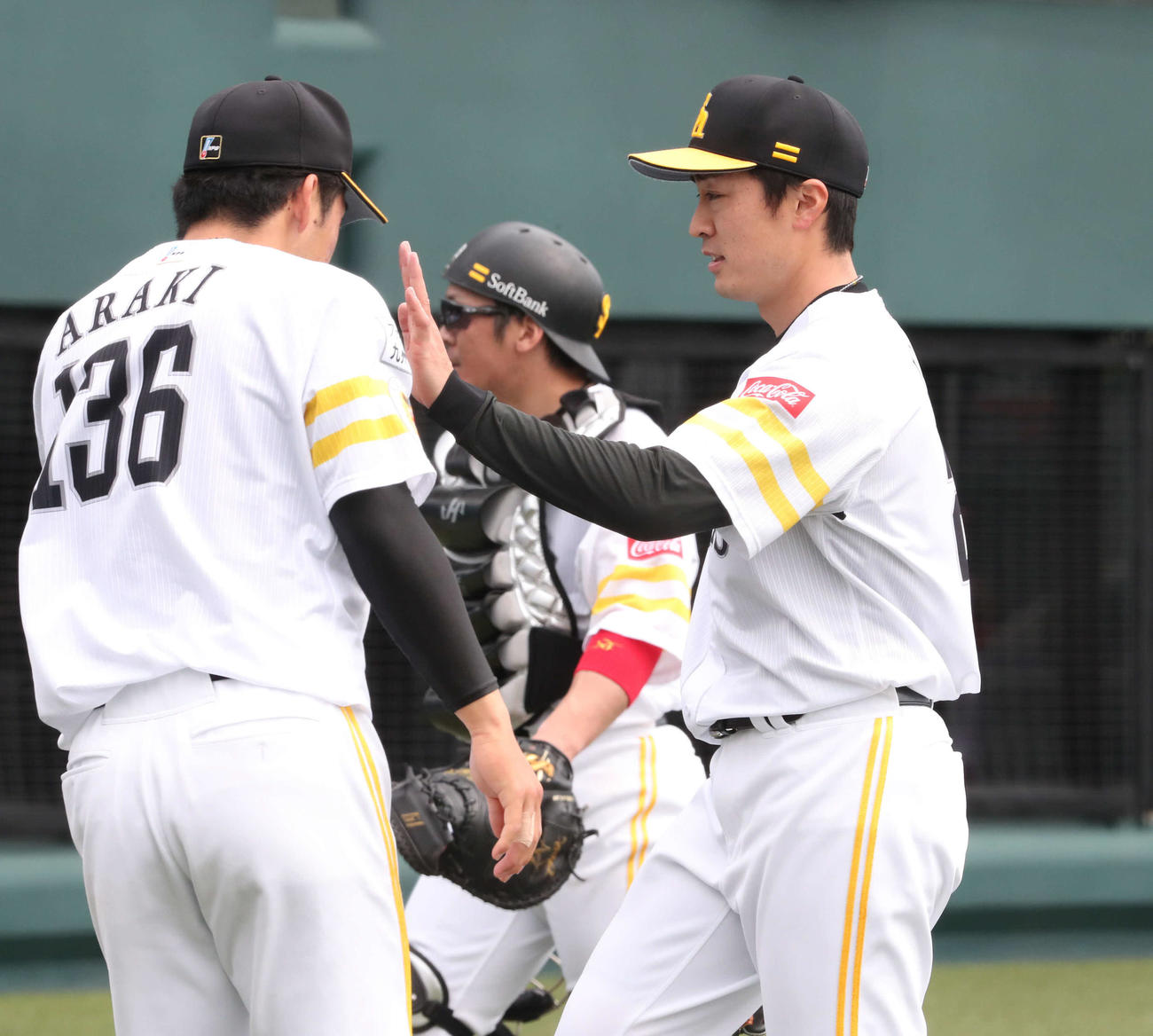 JR九州戦に先発した和田は、3回を1安打無失点と好投してハイタッチ（撮影・梅根麻紀）