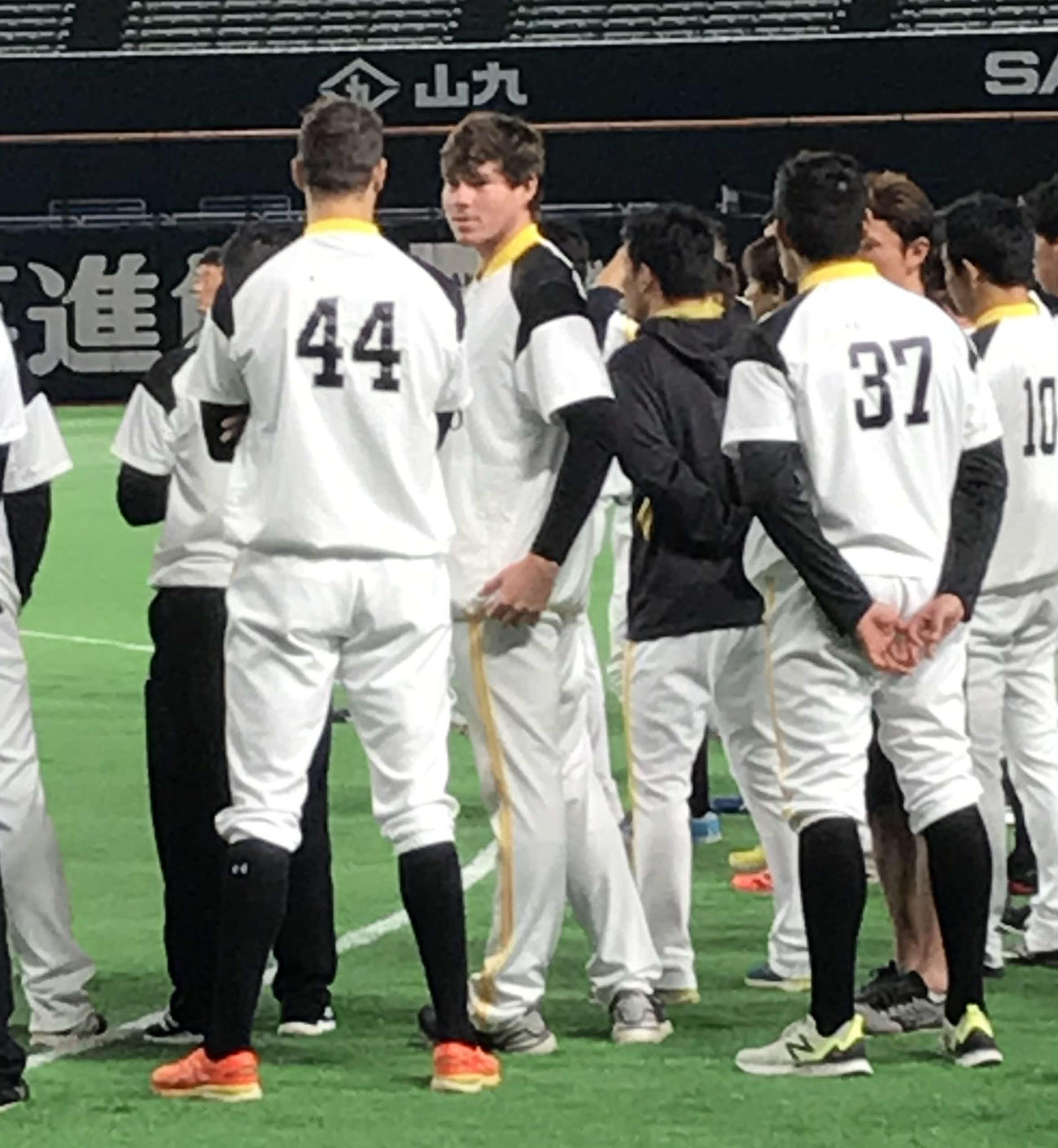 1軍練習に初合流したスチュワート（中央）（撮影・浦田由紀夫）