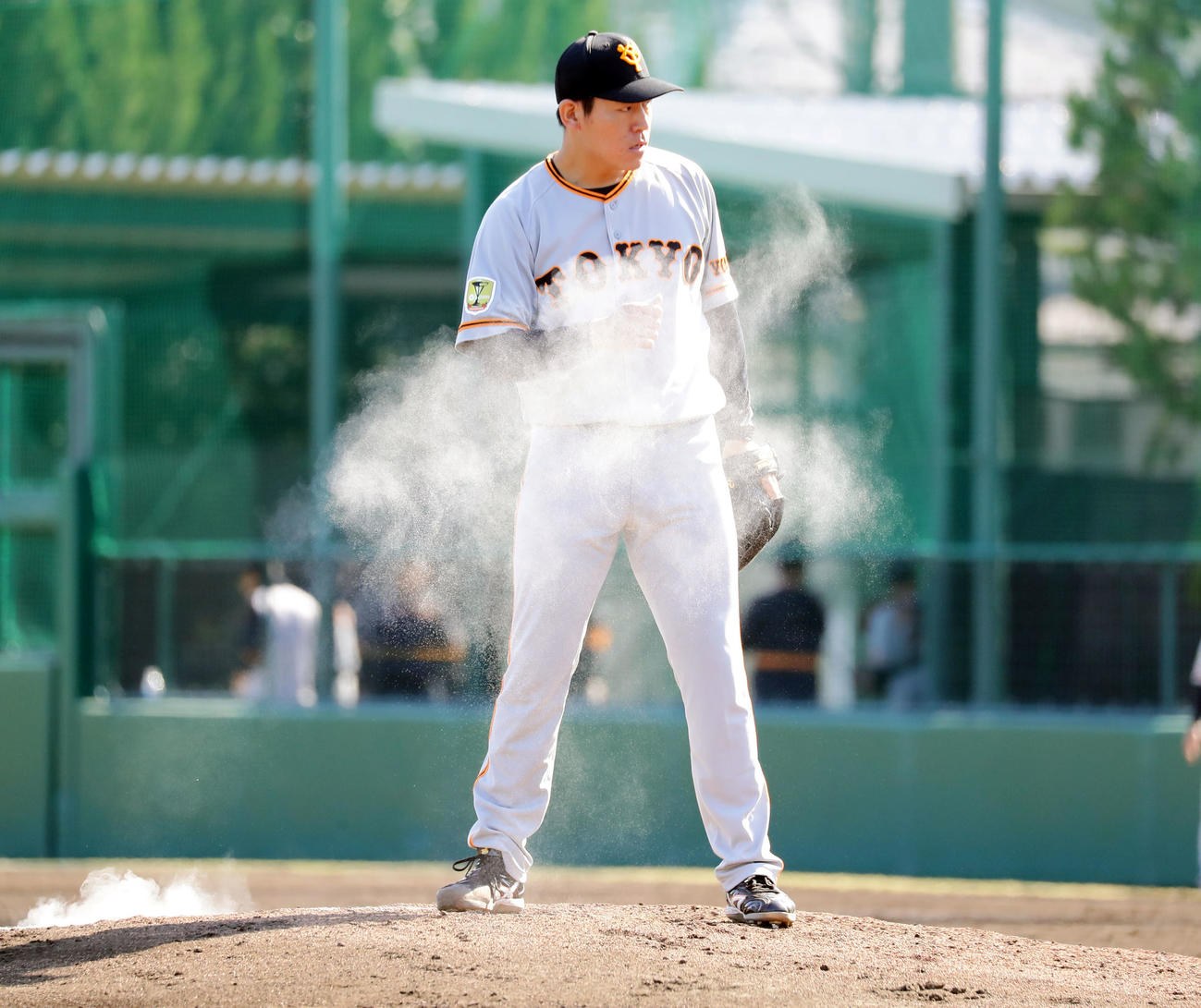 ロッテ対巨人　6回裏ロッテの攻撃前、ロージンバッグの煙の中、マウンドに立つ巨人桜井（撮影・浅見桂子）