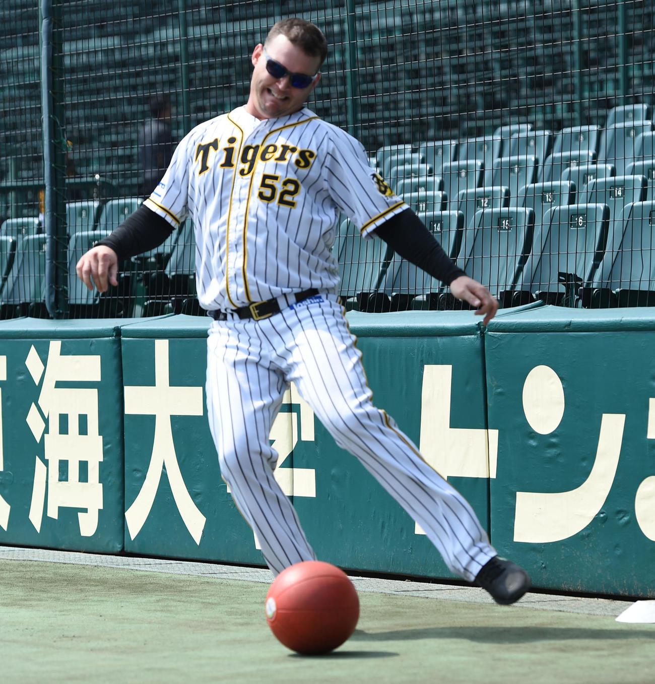 本来なら捕球するボールを蹴るサンズ（撮影・前岡正明）