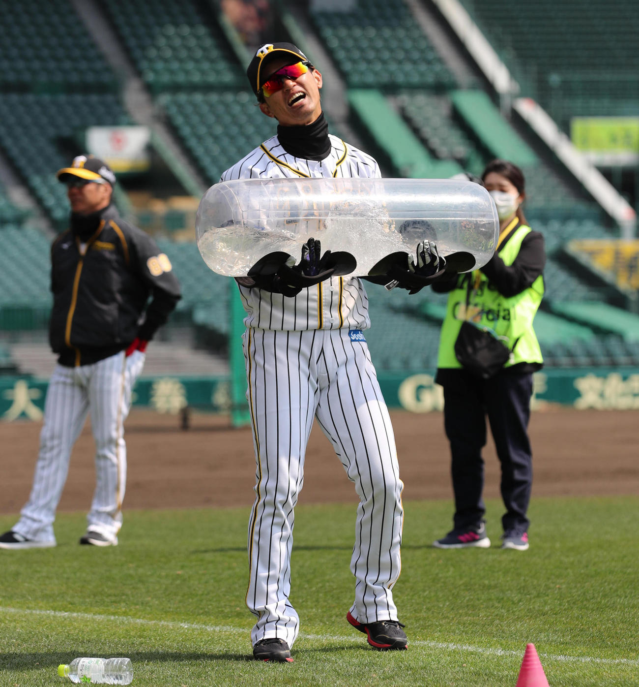 サーキットトレーニングを必死に行う上本博紀（撮影・清水貴仁）