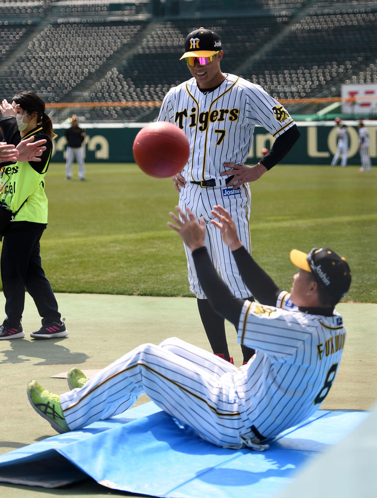 福留のサーキットトレーニングを笑顔で見る糸井（撮影・前岡正明）