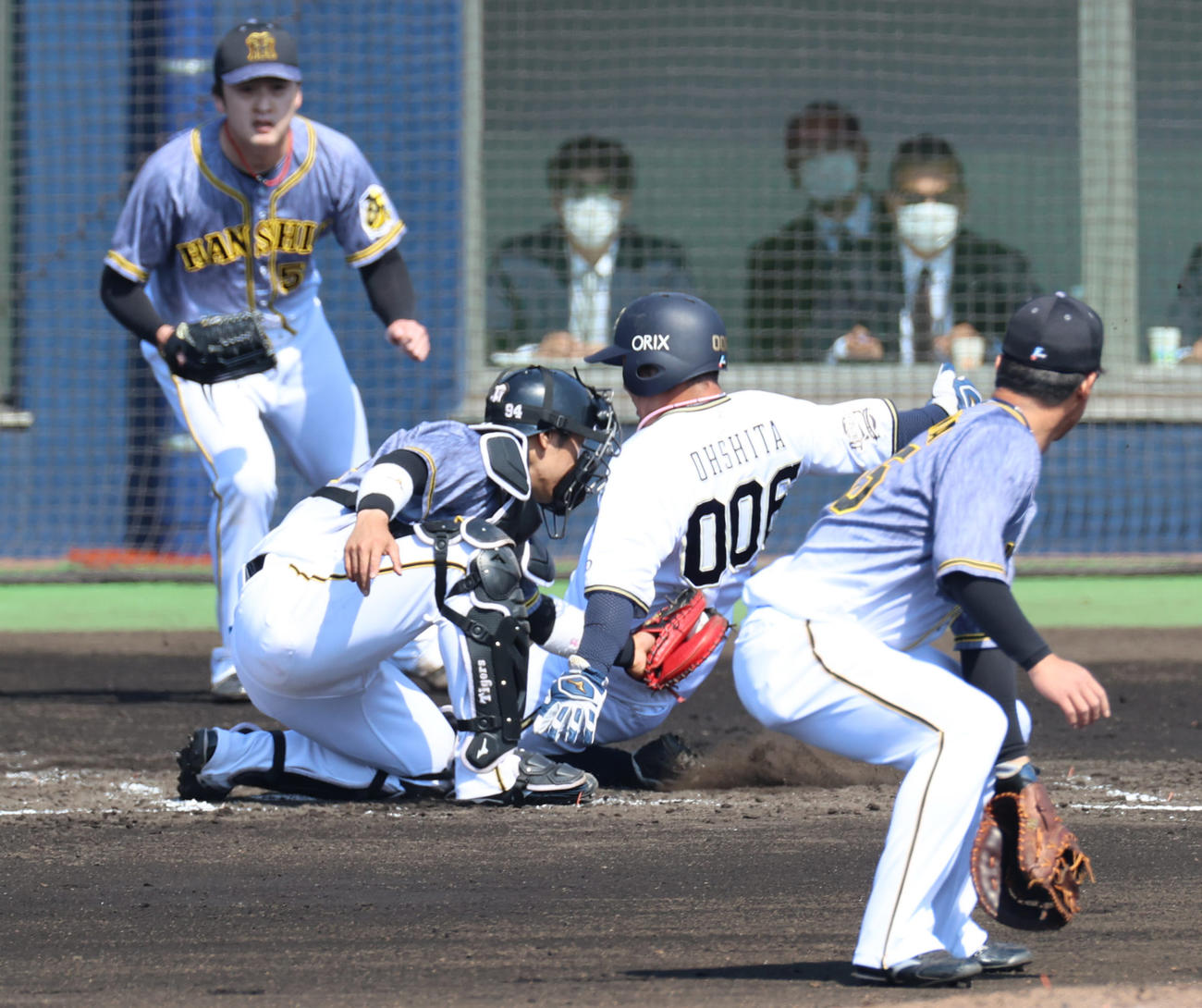 2軍練習試合オリックス対阪神　2回裏オリックス2死二塁、比屋根の中前打で本塁を狙った大下（右から2人目）は中堅手江越の送球に惜しくもアウトとなる（撮影・清水貴仁）