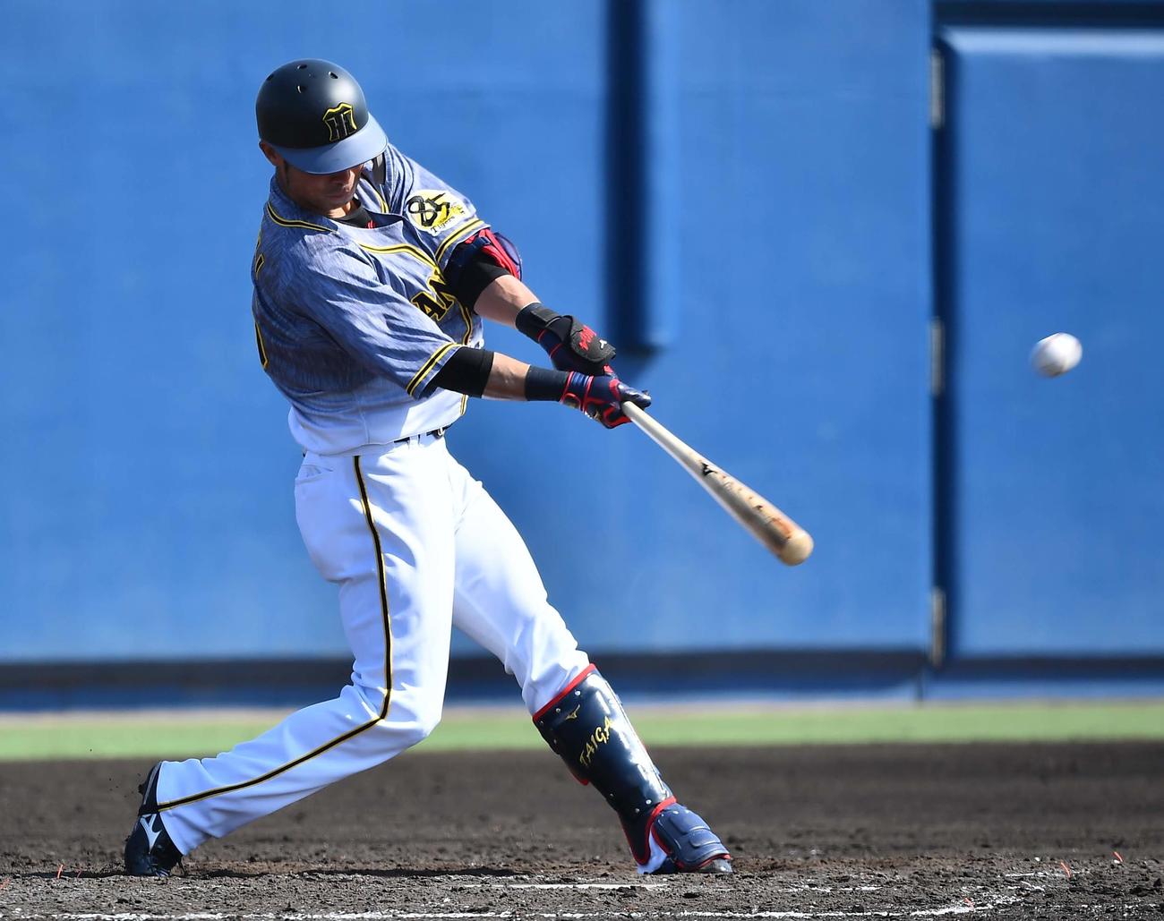オリックス対阪神2軍戦　5回表阪神2死、左中間へ三塁打を放つ江越（撮影・上田博志）