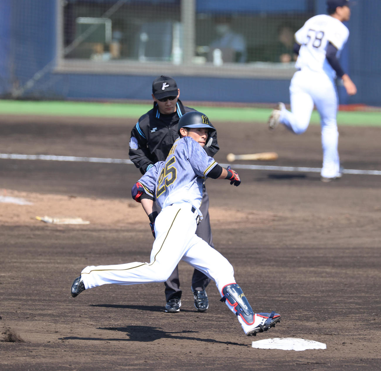 2軍練習試合オリックス対阪神　5回表阪神2死、左越え三塁打を放つ江越（撮影・清水貴仁）