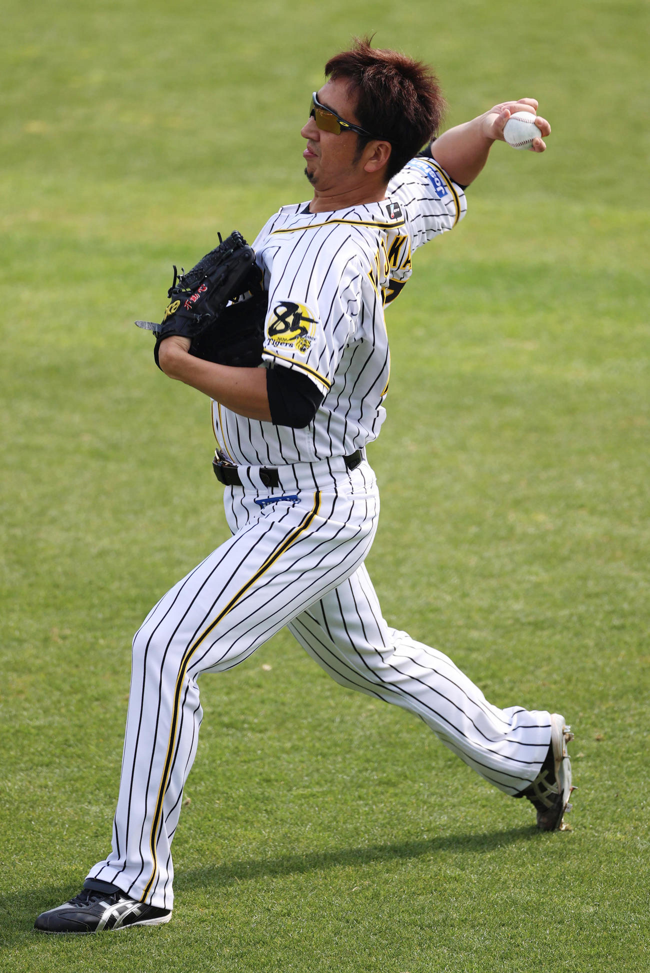 キャッチボールを行う藤川球児（撮影・清水貴仁）