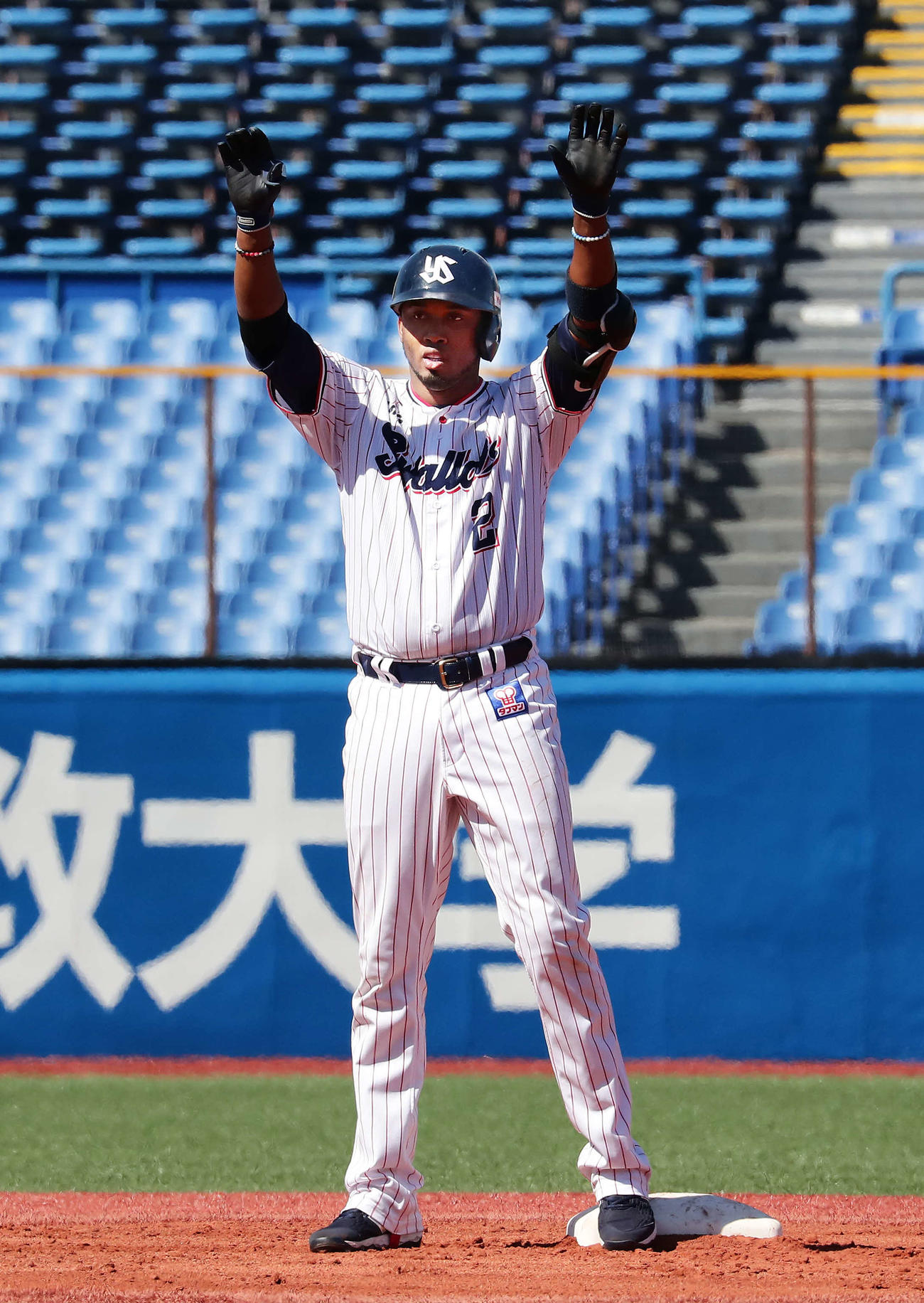 ヤクルト対阪神　2回裏ヤクルト1死三塁、先制の適時二塁打を放ってベンチの声援に応えるエスコバー（撮影・丹羽敏通）