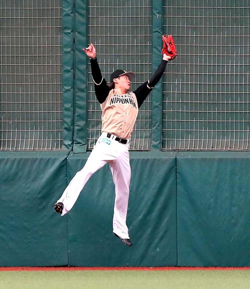 西武対日本ハム　1回裏西武無死満塁、山川の打球を好捕する日本ハム西川（撮影・佐藤翔太）