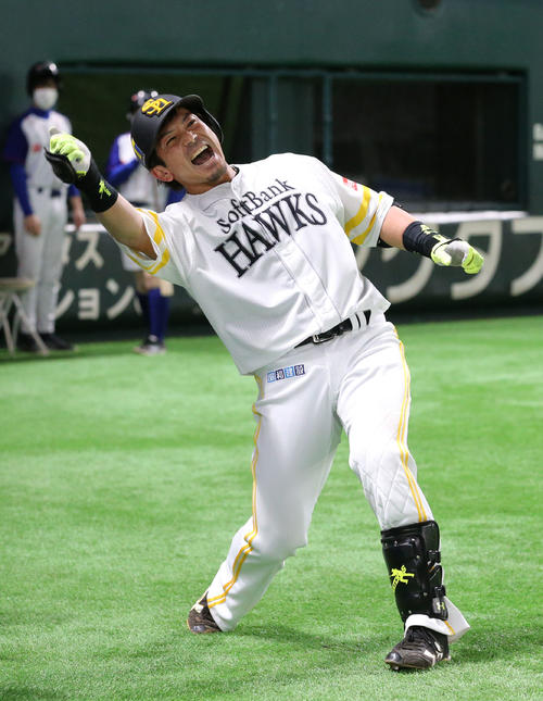 ソフトバンク対ロッテ　2回裏ソフトバンク無死、松田宣浩は左越えに先制本塁打を放ちポーズを決める（撮影・梅根麻紀）