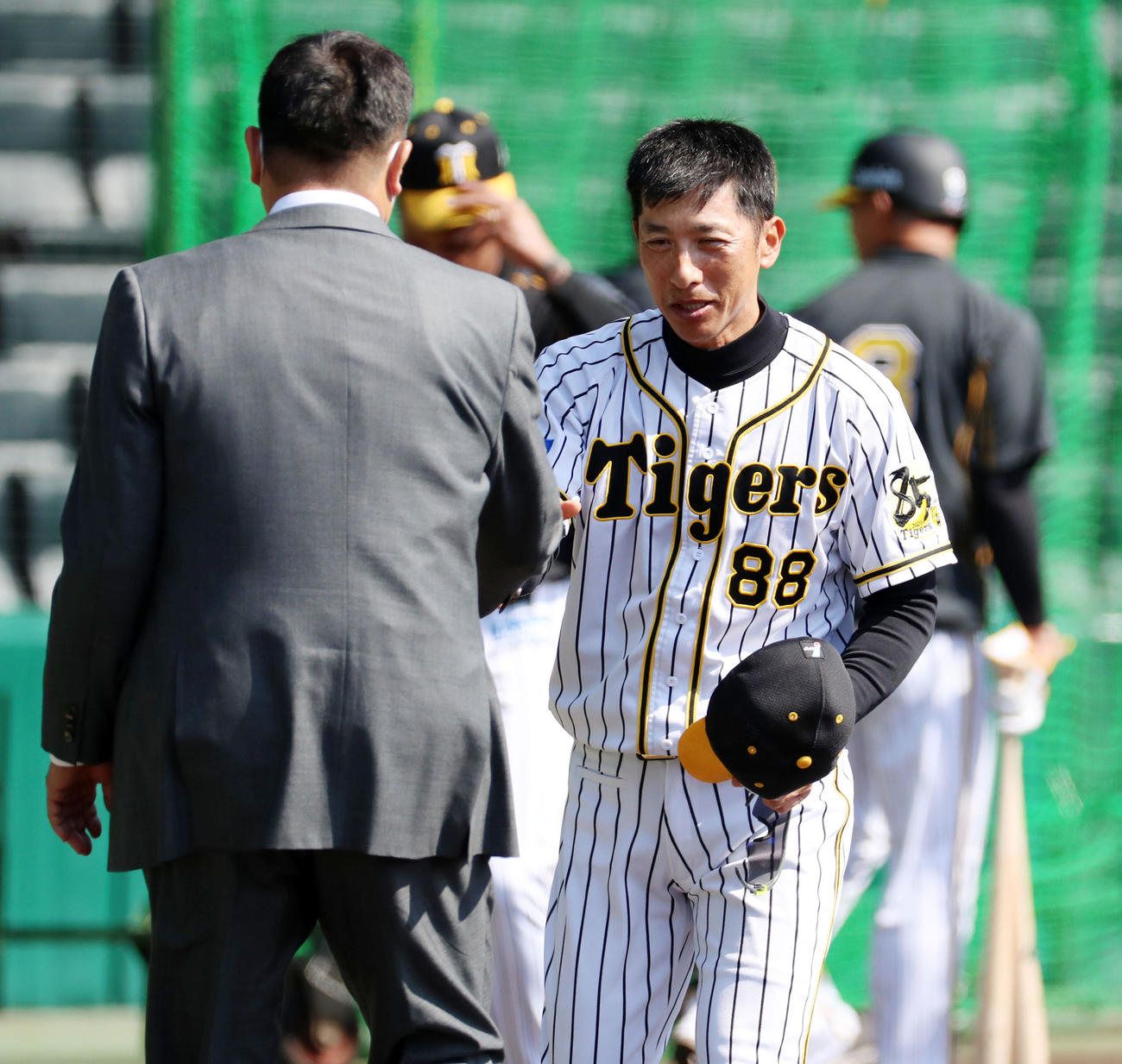 矢野監督は山本昌氏（左）からあいさつを受ける（撮影・加藤哉）