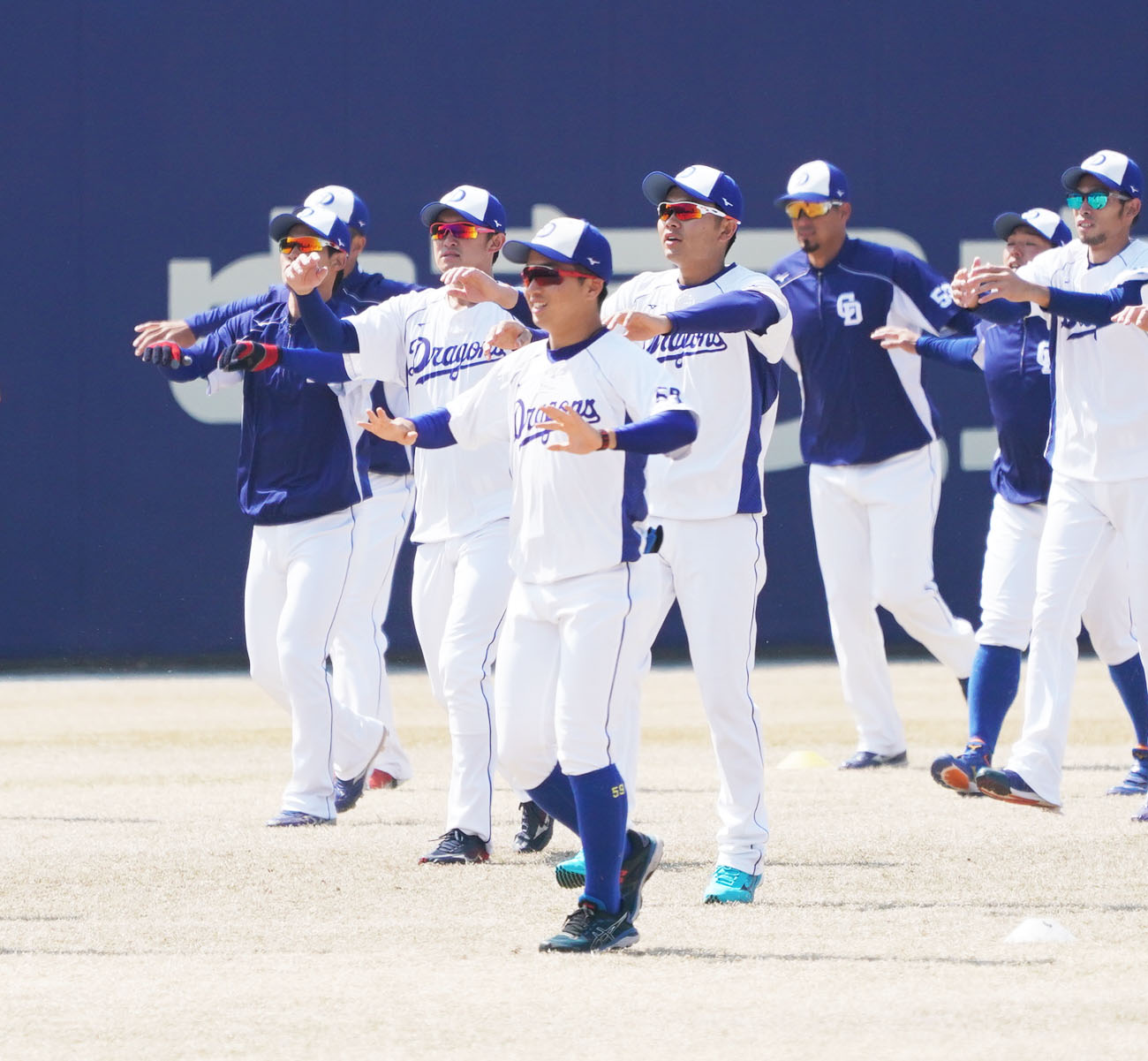 声を出し体をほぐす山本拓実（撮影・森本幸一）