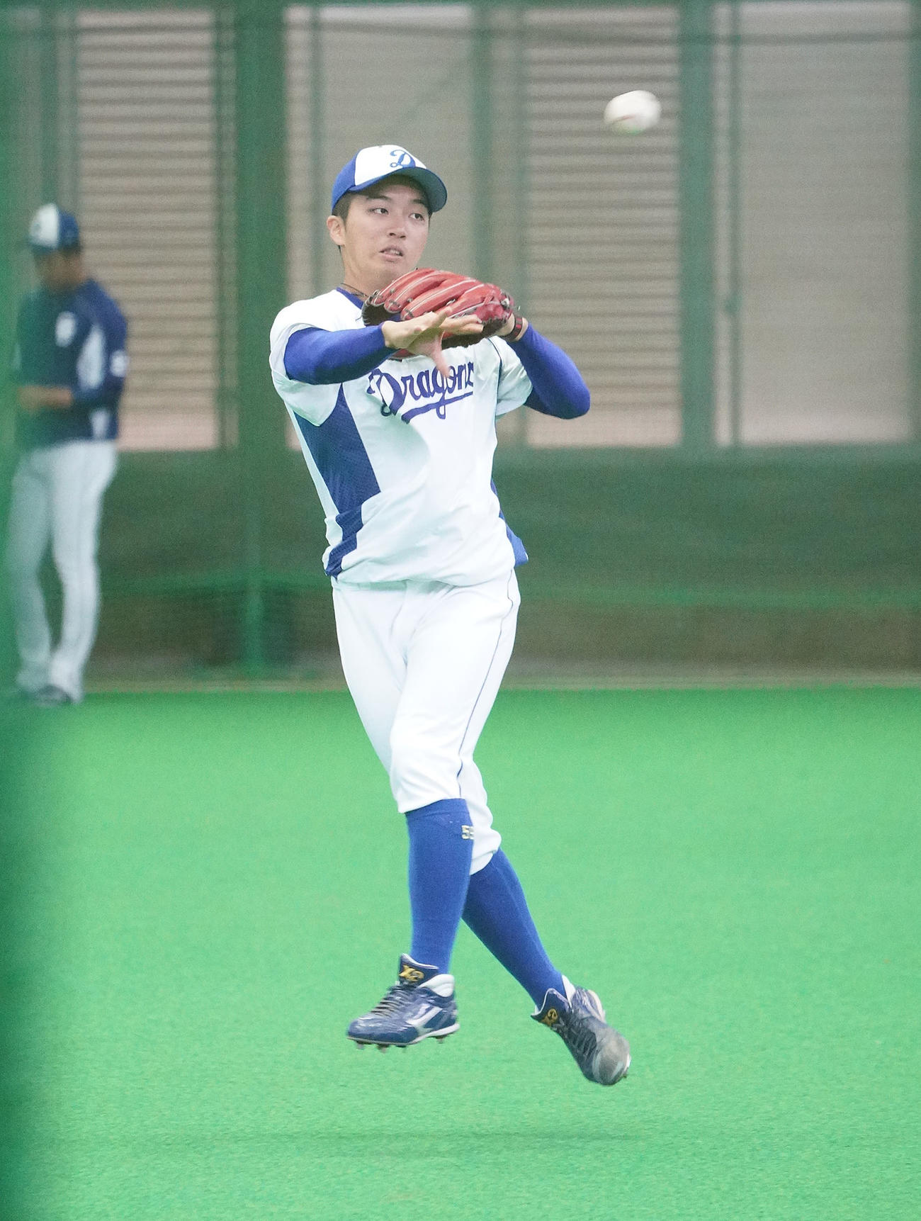 ノックを受け送球する山本拓実（撮影・森本幸一）