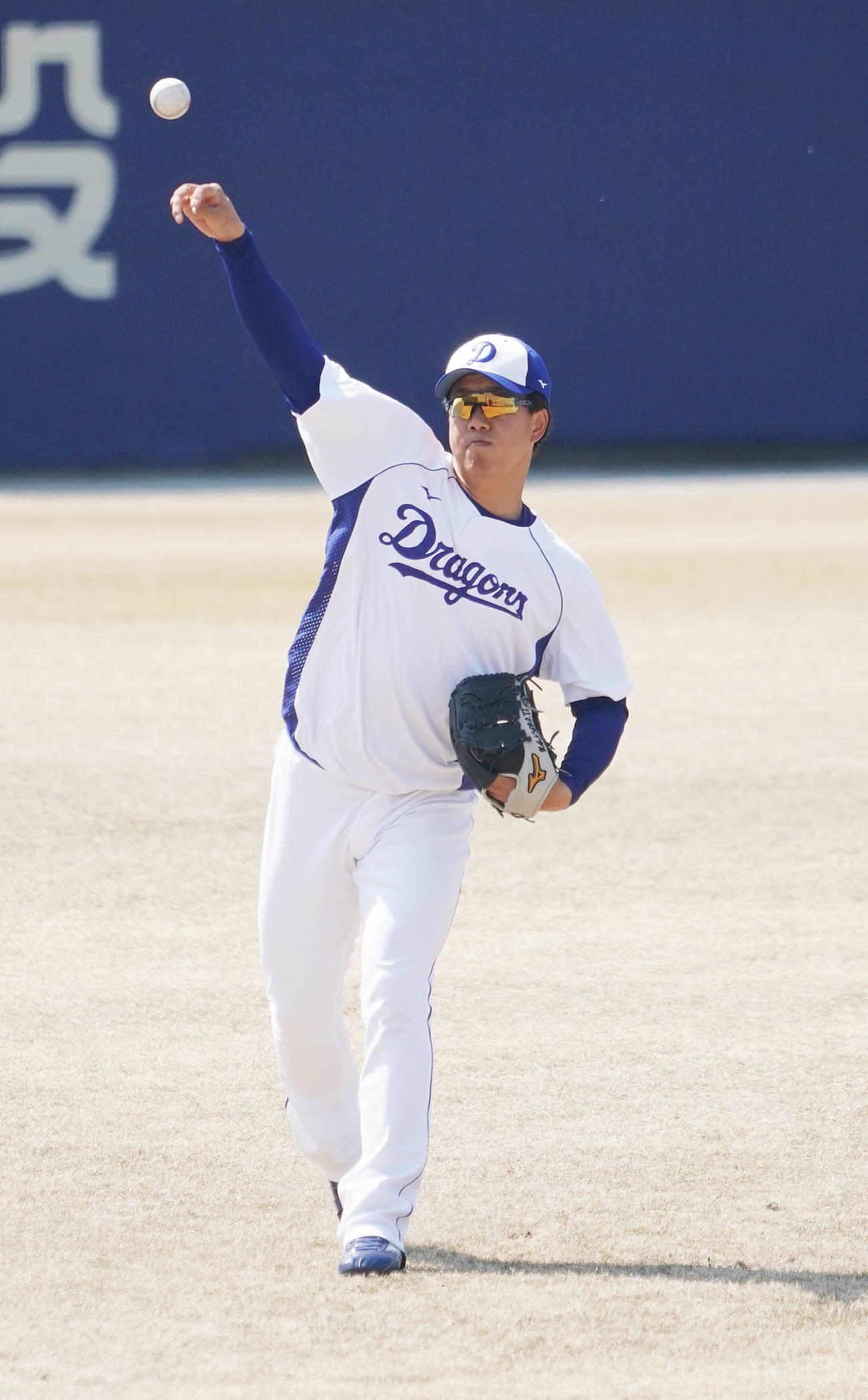 キャッチボールをする柳裕也（撮影・森本幸一）