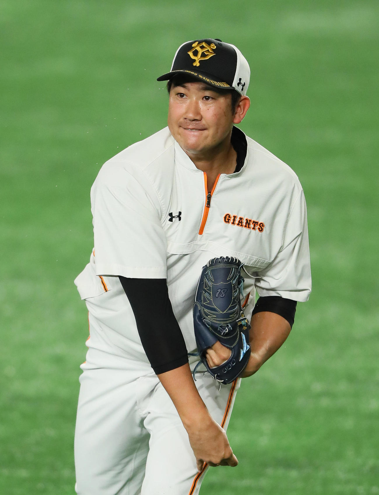 キャッチボールで調整する巨人菅野（撮影・足立雅史）