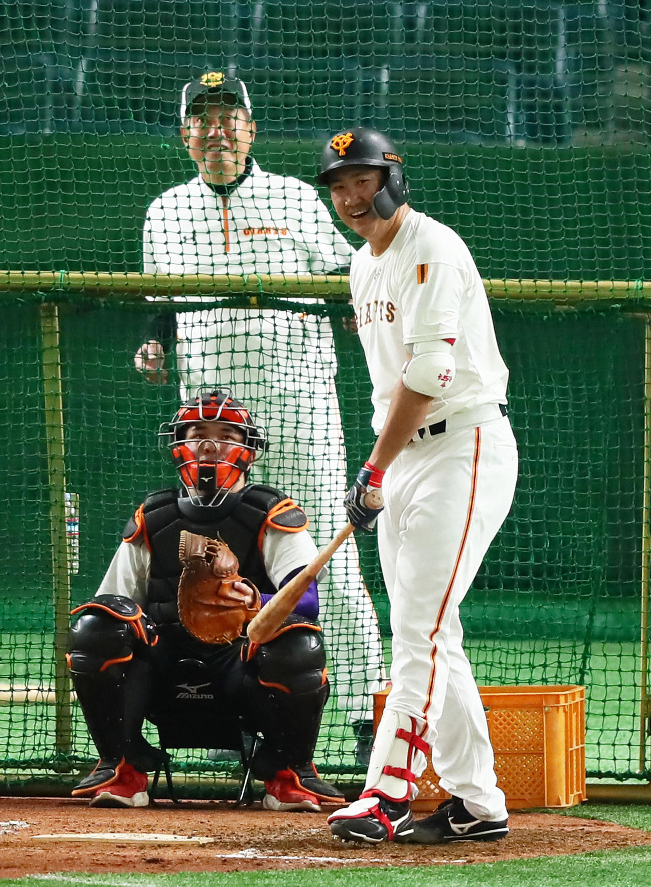 巨人原監督（後方）が見つめる中、打撃練習で柵越えの打球を放ち笑顔の菅野（撮影・足立雅史）