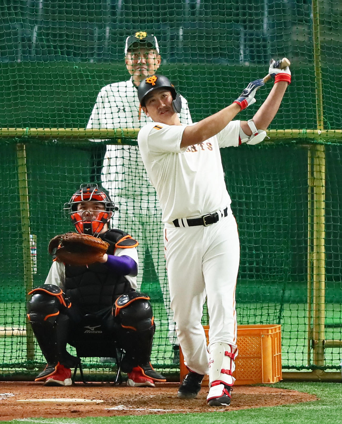巨人原監督（後方）が見つめる中、打撃練習で柵越えの打球を放つ菅野（撮影・足立雅史）