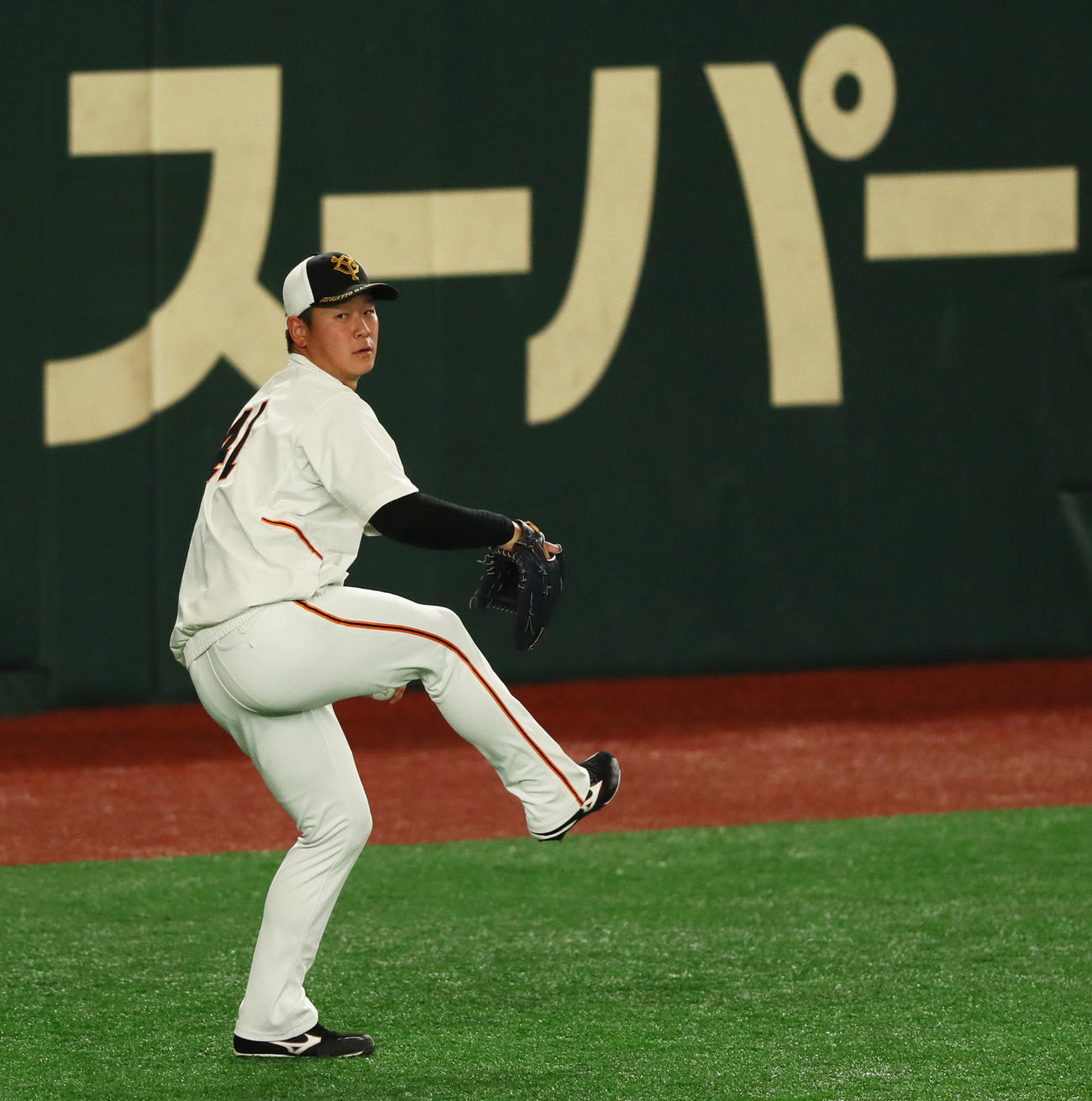 キャッチボールで調整する巨人中川（撮影・足立雅史）
