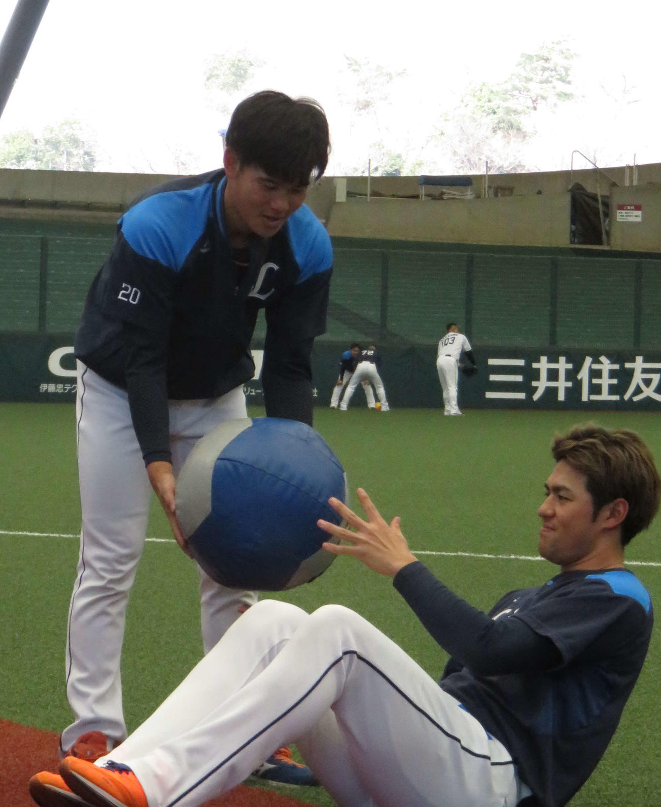 西武木村（手前）のトレーニングを手伝う浜屋（撮影・栗田成芳）
