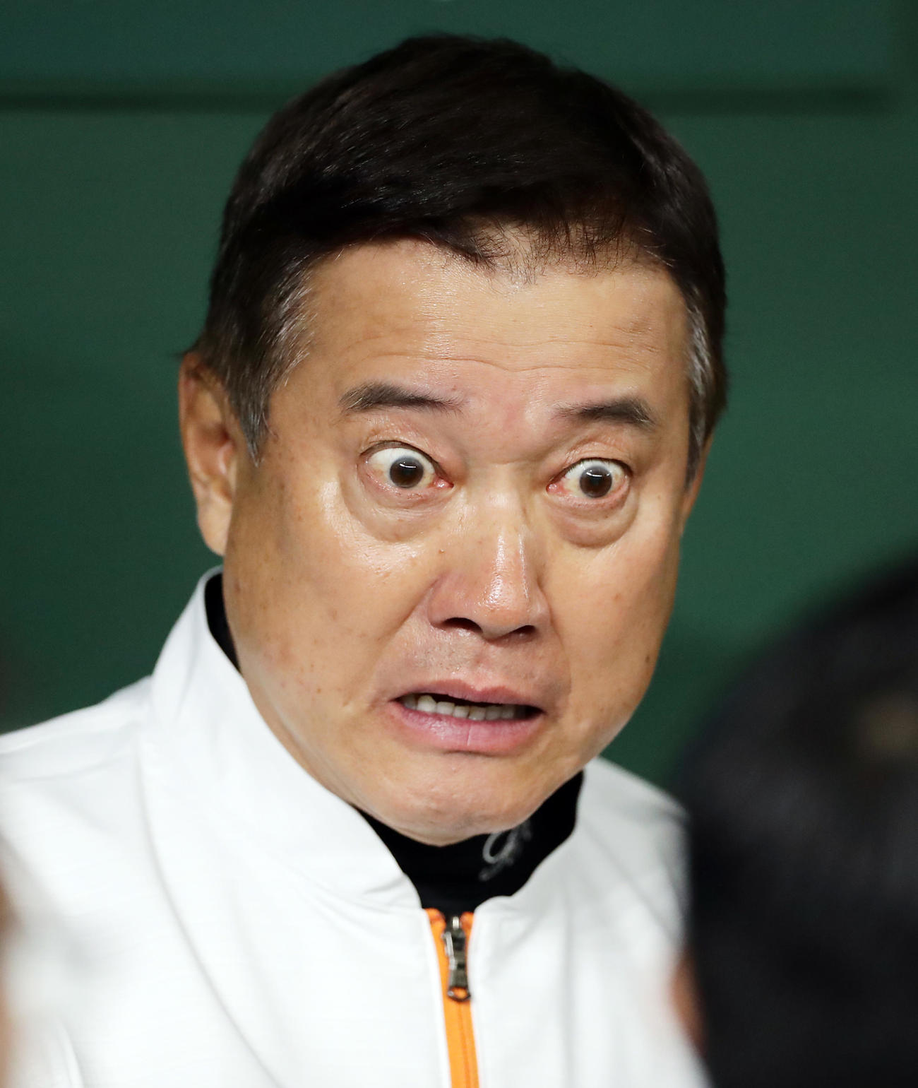 報道陣に囲まれ表情豊かに話す原監督（撮影・浅見桂子）
